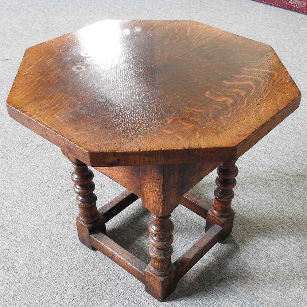 A small oak occasional table, of octagonal shape, 48cm wide - Bild 2 aus 3