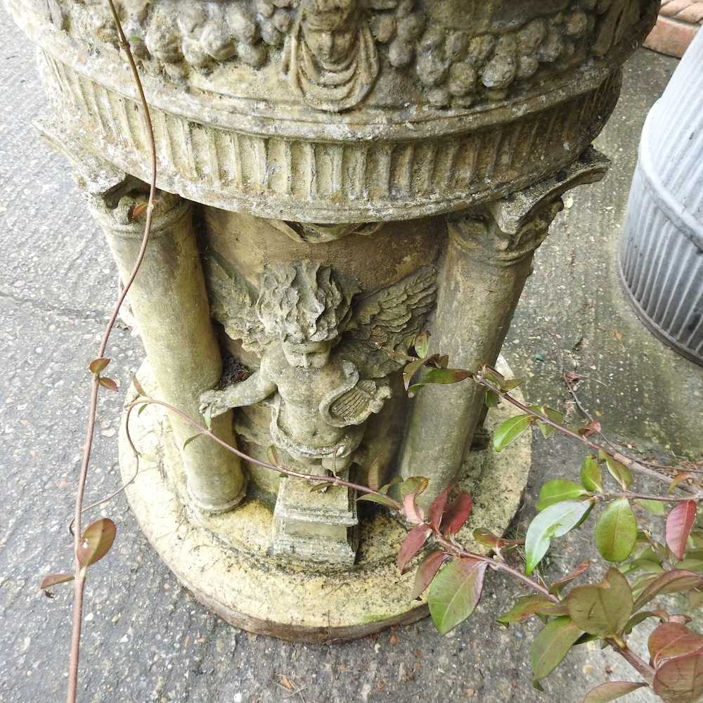 A large cast stone font, decorated with classical columns and cherubs, 80cm high - Bild 6 aus 7