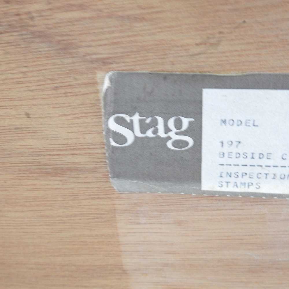 A pair of Stag bedside chests (2) 52w x 46h x 50d cm - Bild 2 aus 6