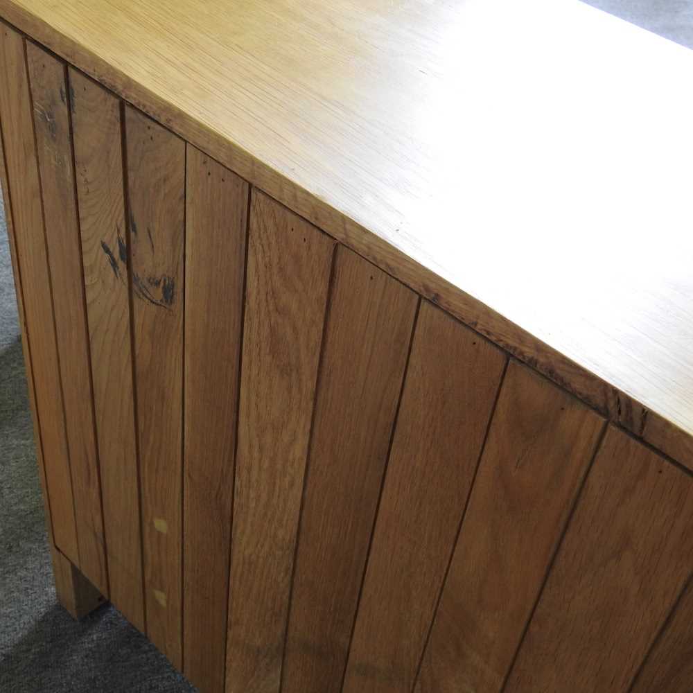 A modern light oak side cabinet, together with an oak side table, with two drawers, 91cm wide (2) - Image 2 of 6