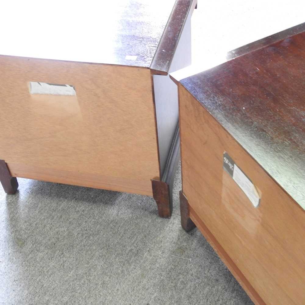 A pair of Stag bedside chests (2) 52w x 46h x 50d cm - Bild 6 aus 6