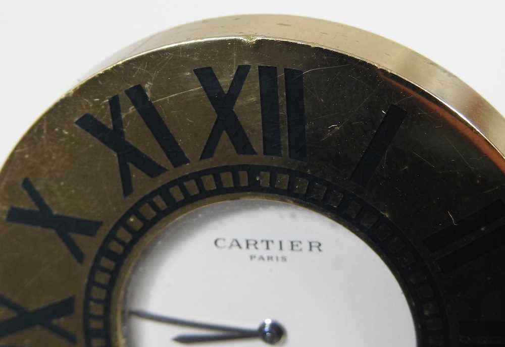 A Must de Cartier boudoir clock, having a signed dial and folding case, numbered 357106799, 5cm - Image 4 of 10