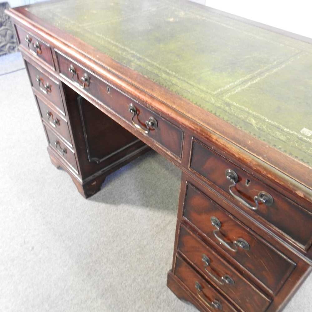 A reproduction pedestal desk, with an inset top 122w x 60d x 77h cm - Image 4 of 5