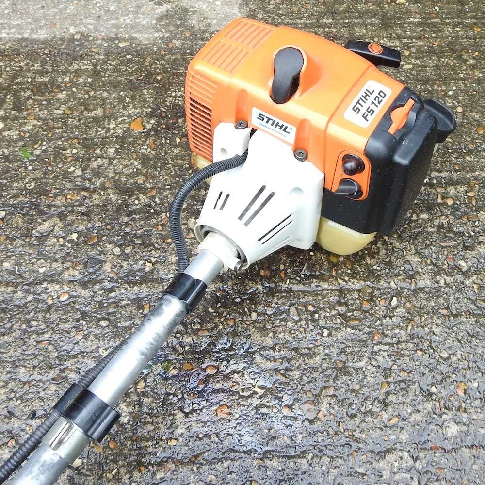 A Stihl petrol brush cutter Overall condition looks to be complete but used. It has compression when - Bild 3 aus 3