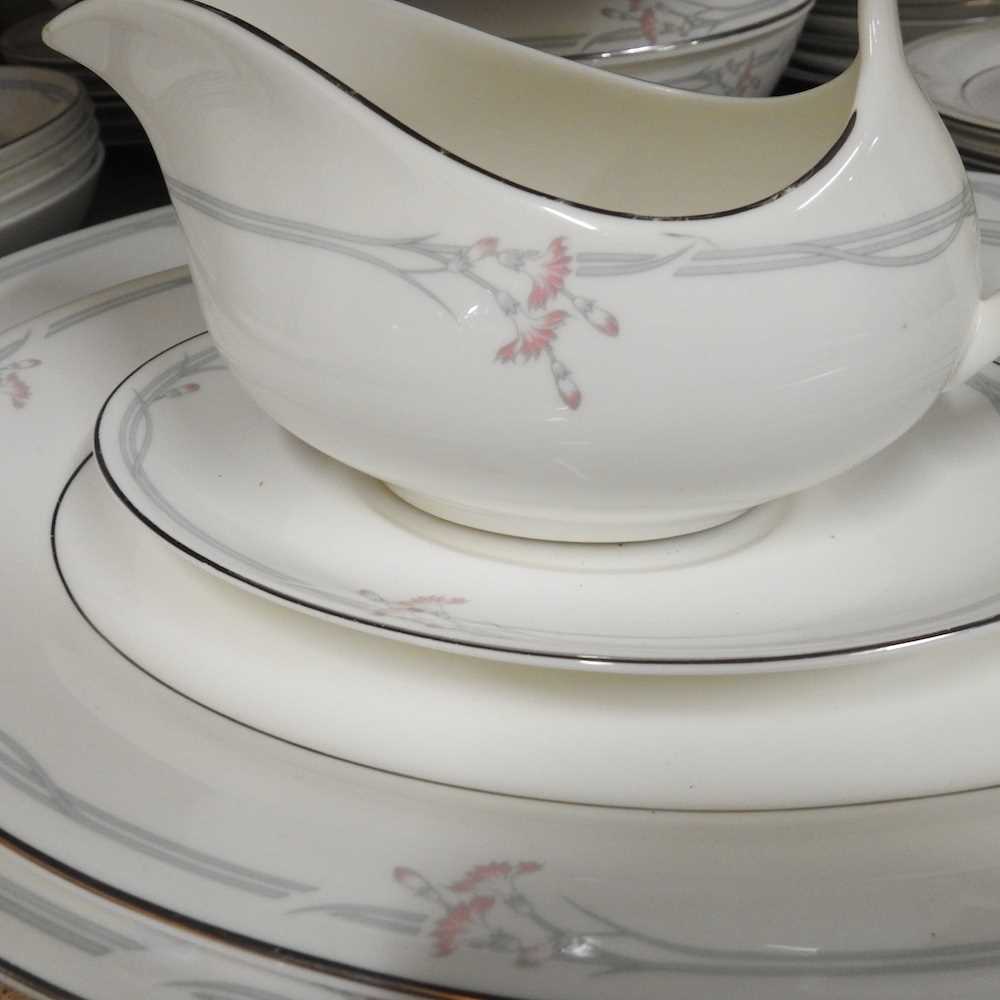 A Royal Doulton Carnation pattern bone china tea and dinner service, to include meat plates - Image 4 of 5