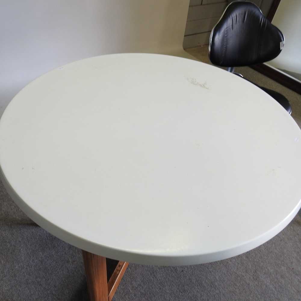 A white painted circular table, together with a pair of office chairs (3) - Bild 4 aus 8