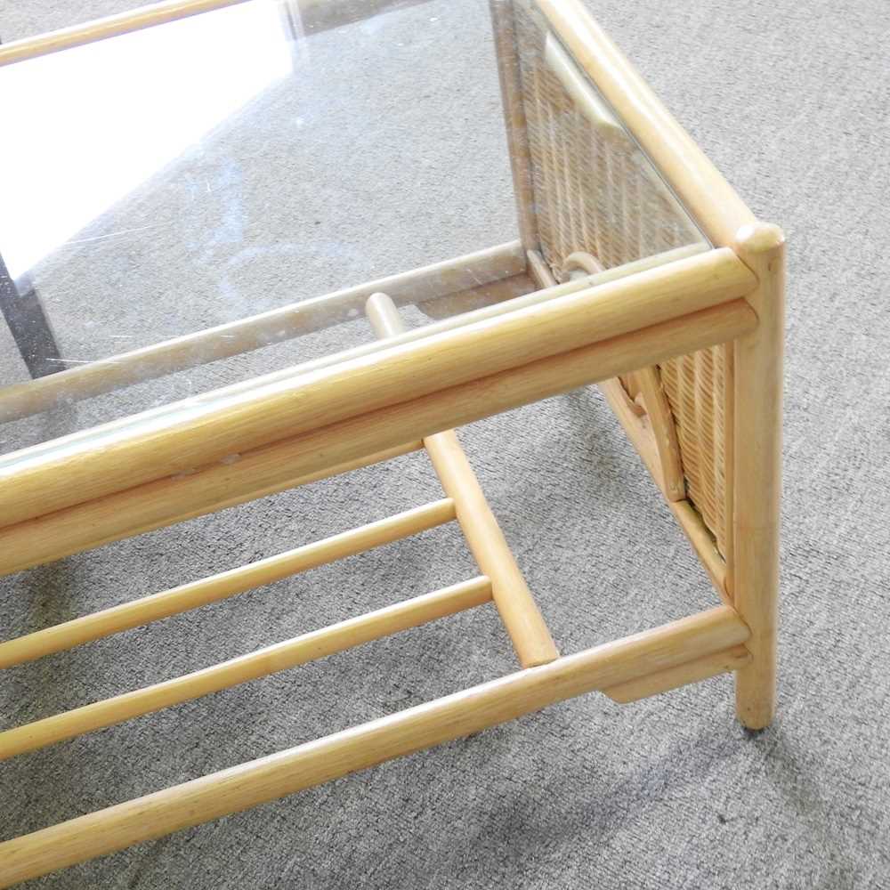 A modern wicker chair, together with a glass top coffee table (2) - Image 4 of 5