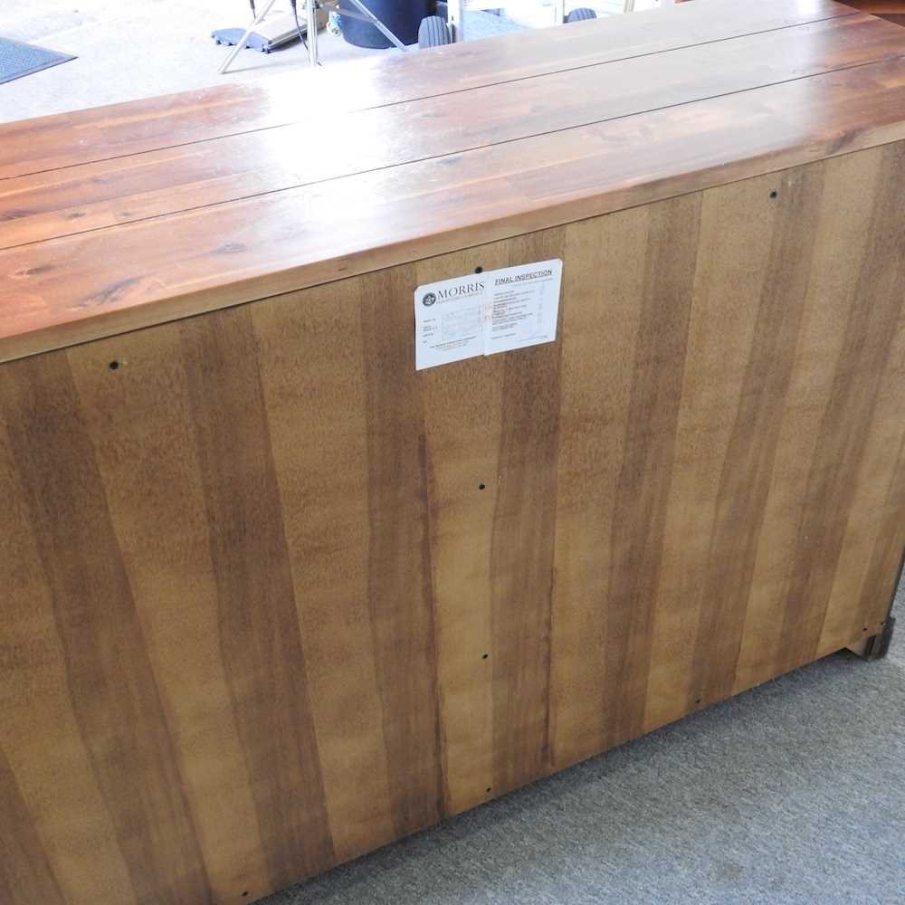 A Morris furniture oak chest of drawers, together with another smaller (2) 130w x 42d x 83h cm - Bild 6 aus 7