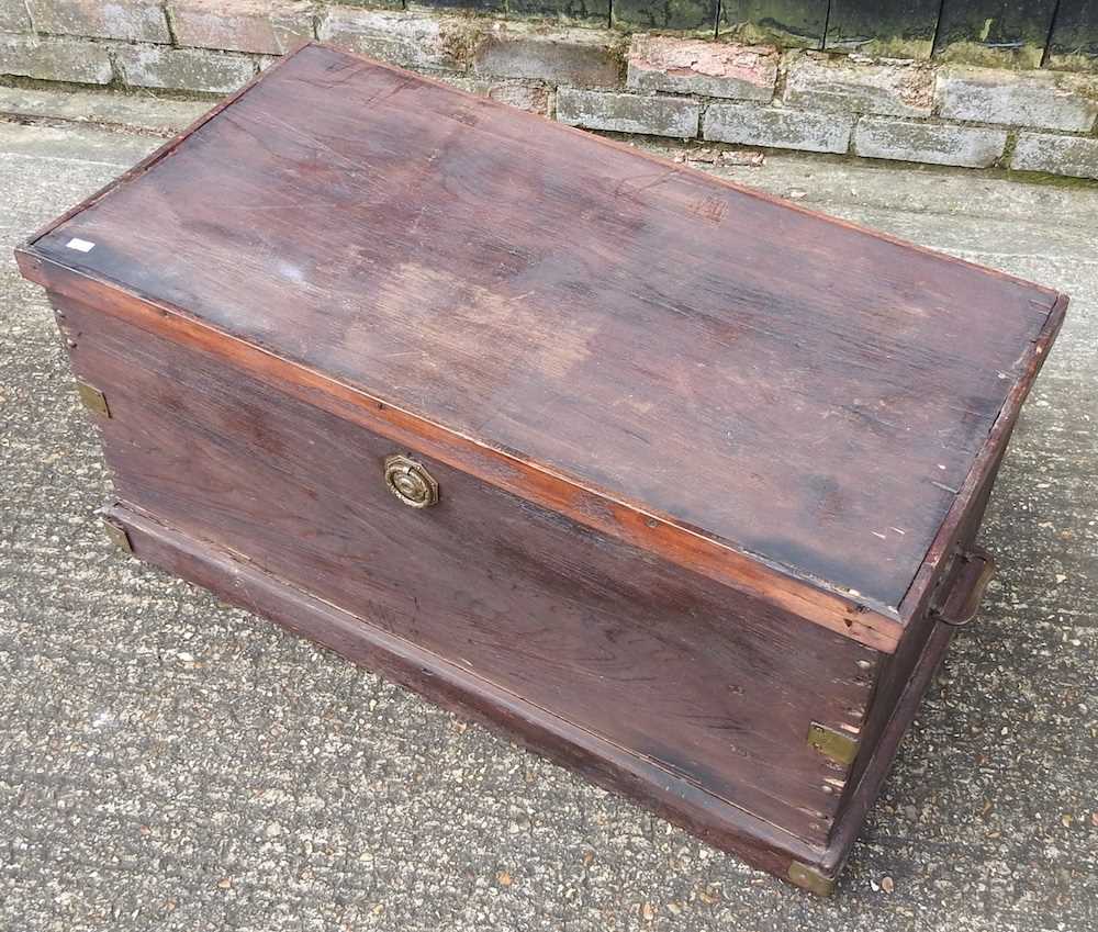 A wooden tool chest, 84cm wide, containing hand tools - Bild 2 aus 3
