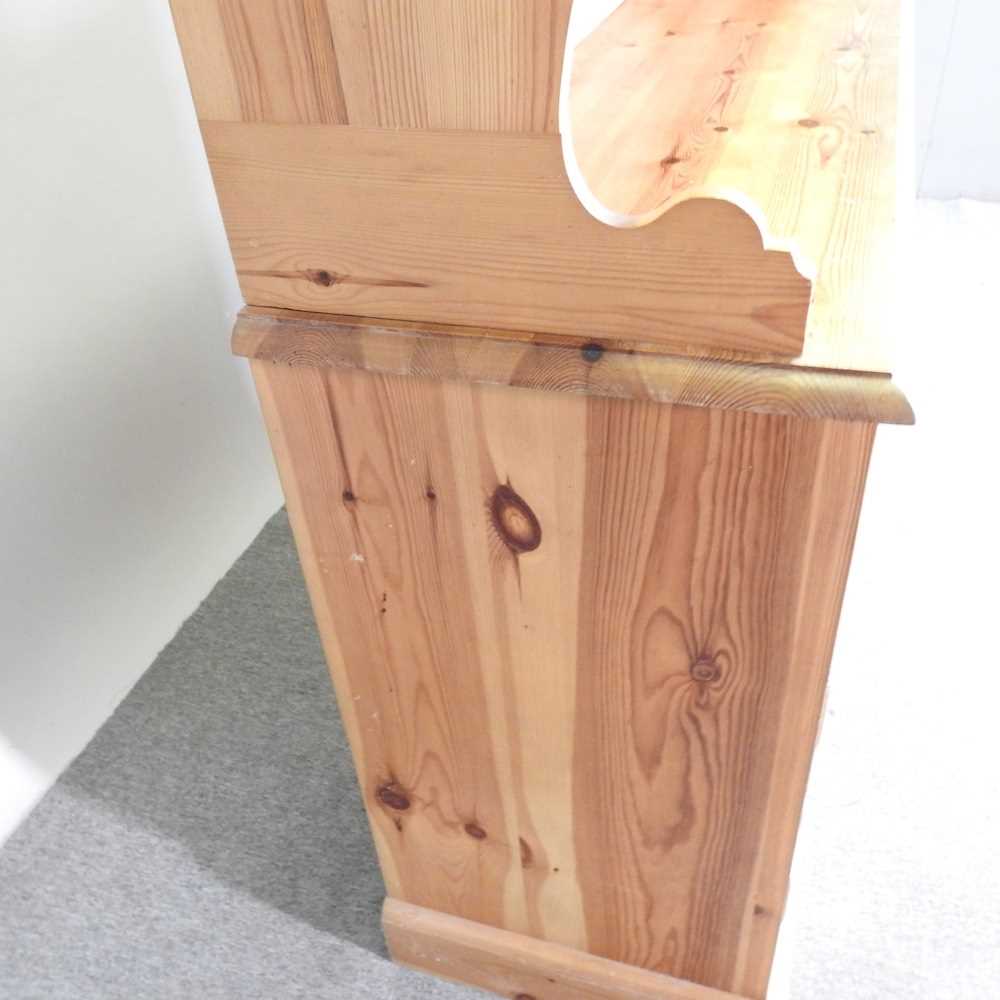 A modern pine dresser, with a boarded back, on a plinth base 152w x 45d x 200h cm - Bild 2 aus 7