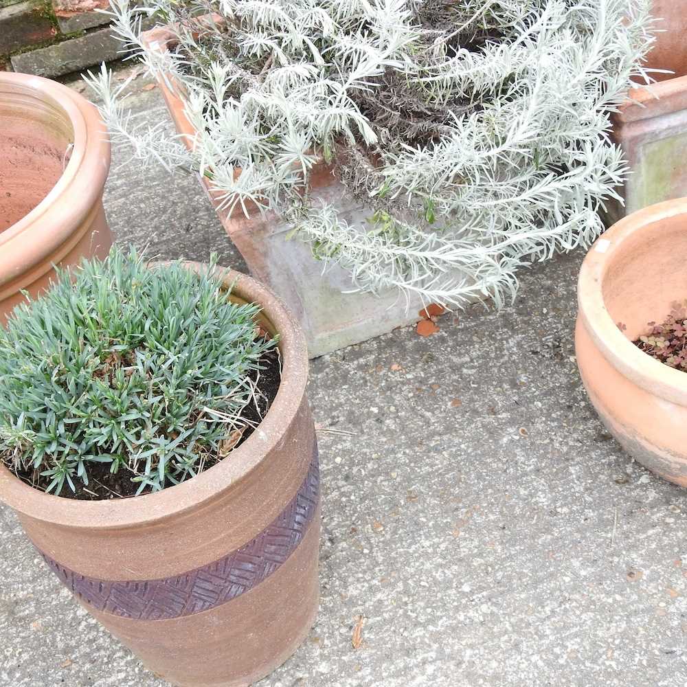 A terracotta pot, 40cm high, together with four other various garden pots (5) - Image 4 of 5