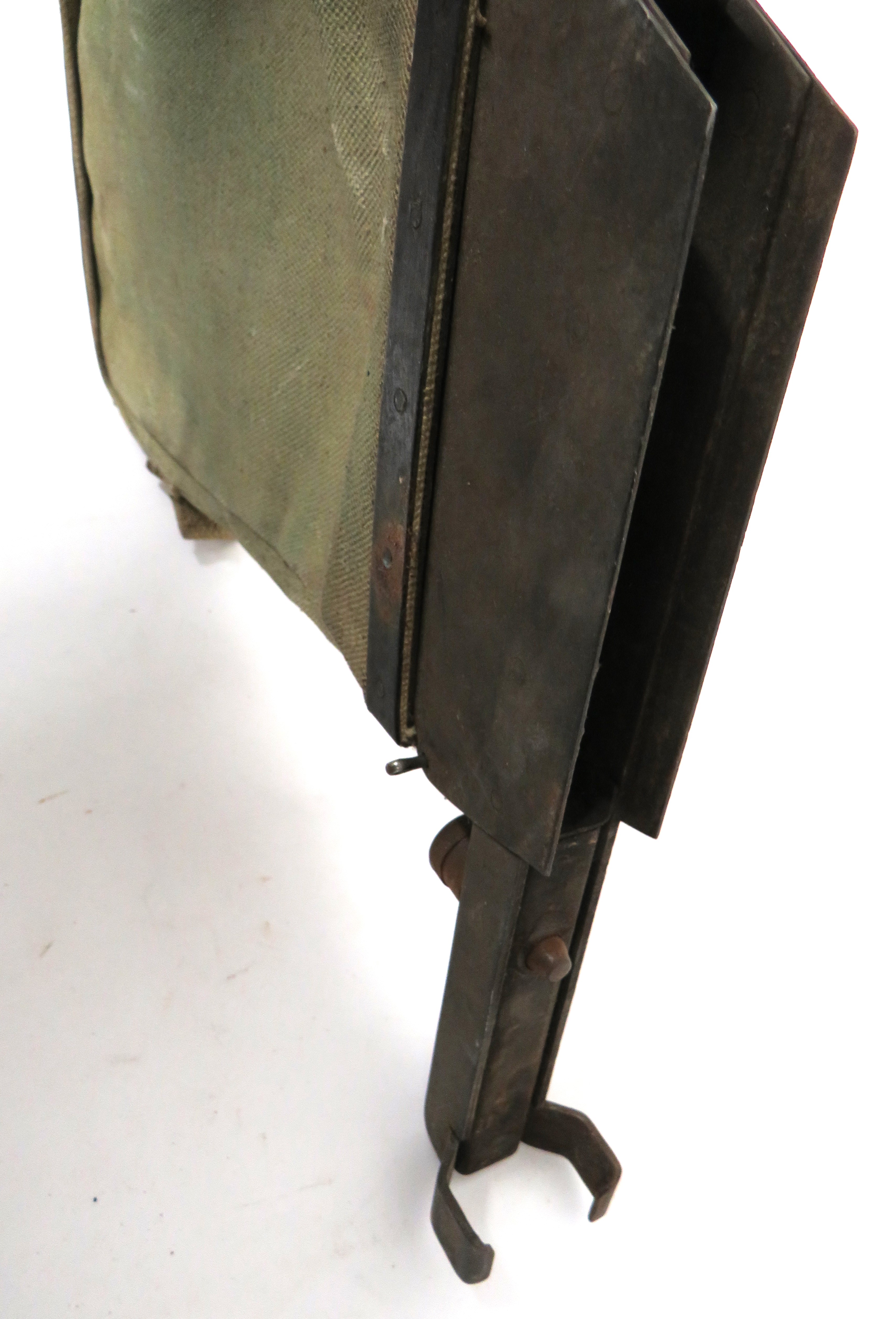 WW2 Spent Cartridge Catching Bag For Bren green canvas bag with lower zip fastening.  The top with - Bild 2 aus 2