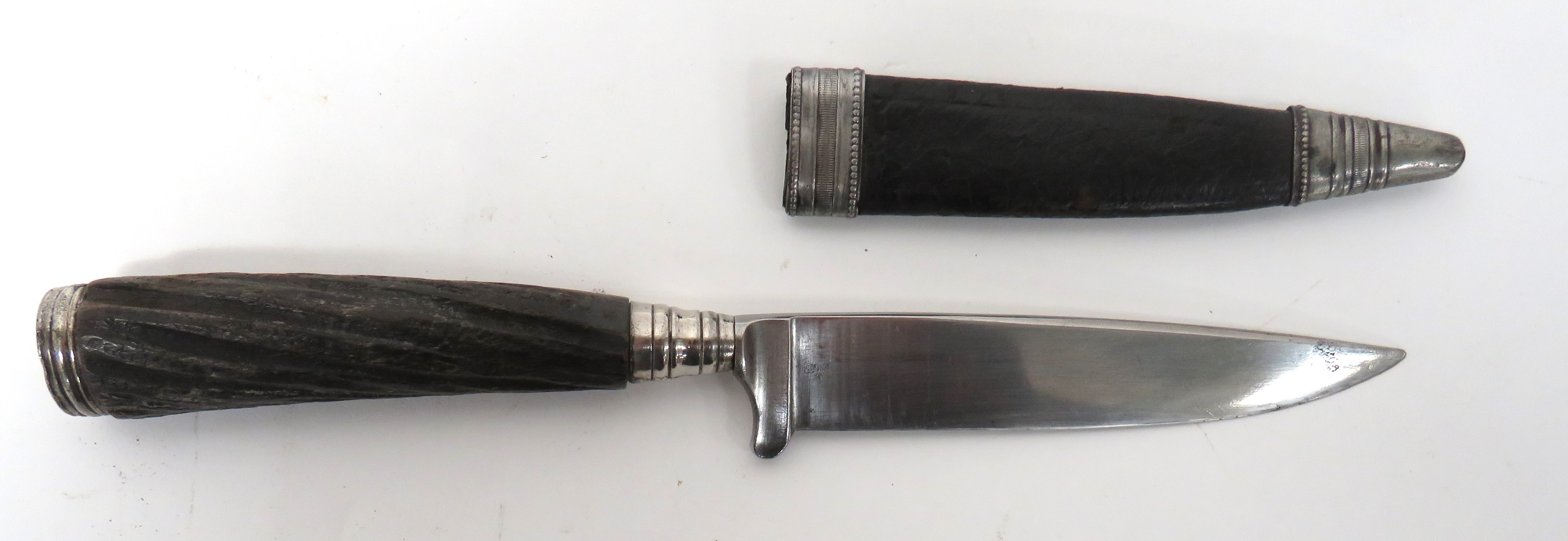 WW1 Imperial German Trench Knife 5 inch, single edged blade with built in crossguard and ribbed