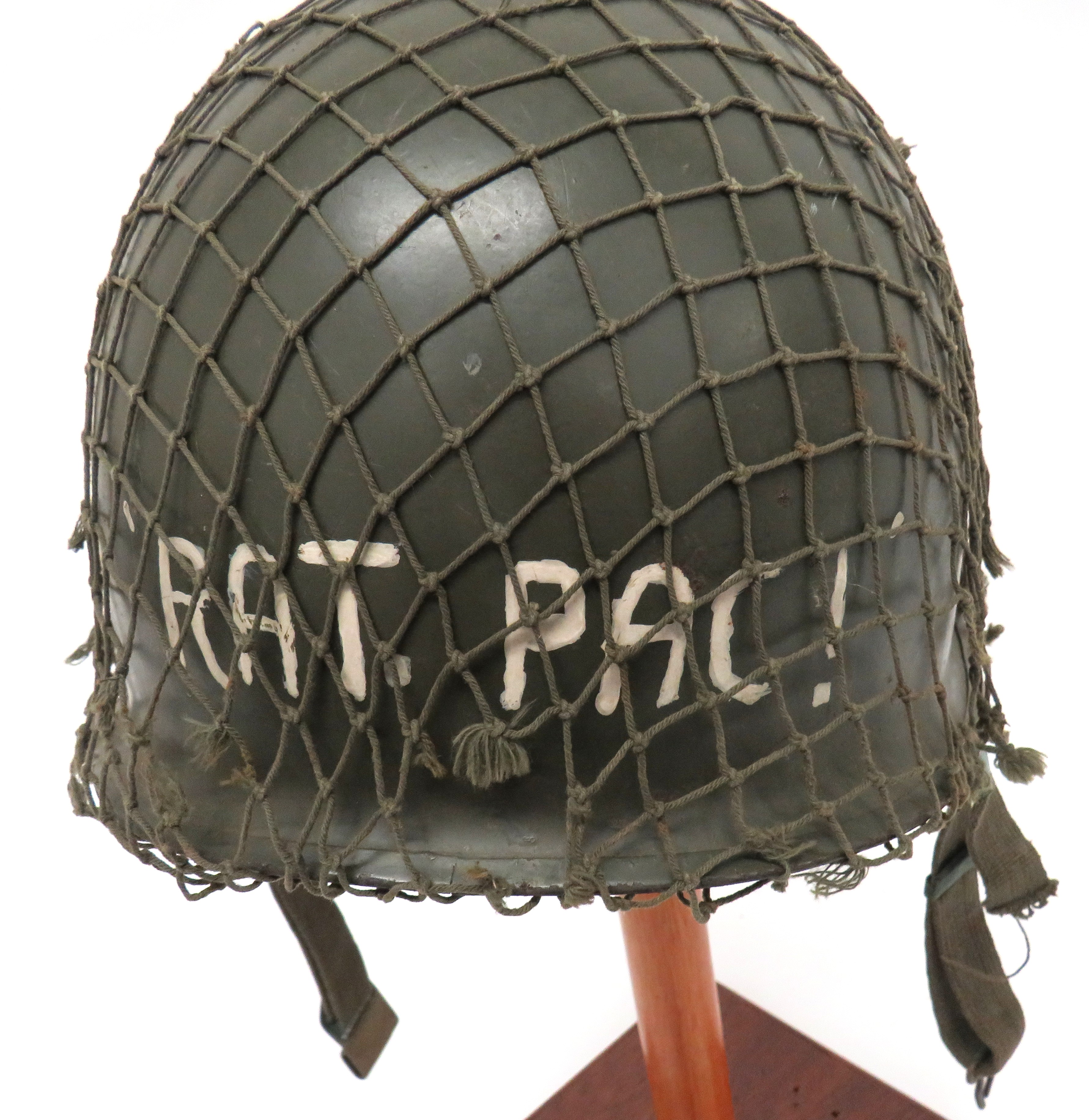 WW2 American Pattern 1st Infantry Division Steel Helmet green painted shell with lower rear seam - Bild 2 aus 3