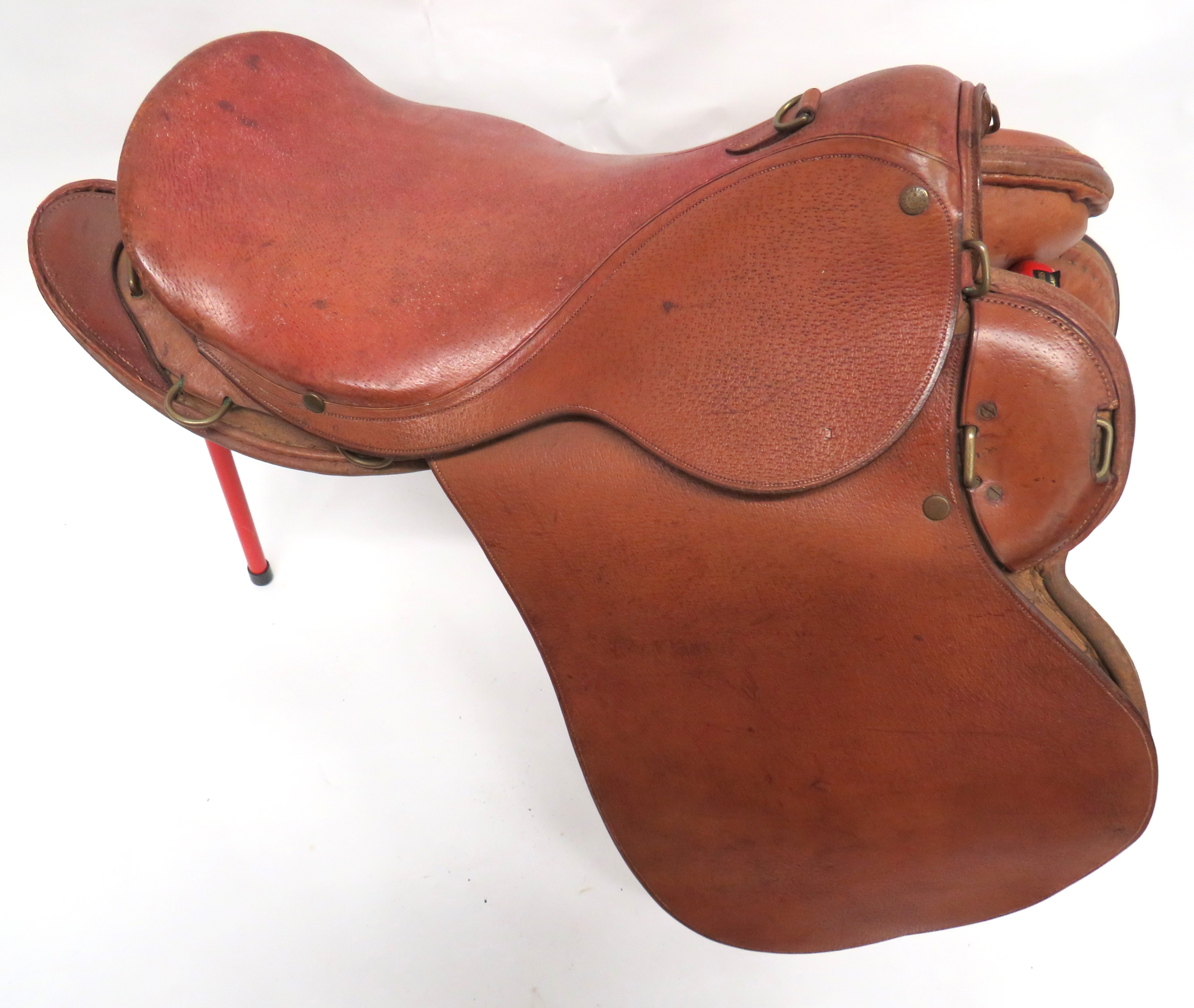 1912 Pattern Cavalry Saddle leather seat with brass securing loops and rings.  Leather covered, - Image 2 of 3