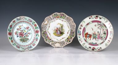 A Samson of Paris porcelain plate In the Chinese style, painted in famille rose enamels depicting