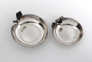 A novelty silver small trinket dish fashioned as an apple marked 925, 2¾in. (7cm.) diameter,