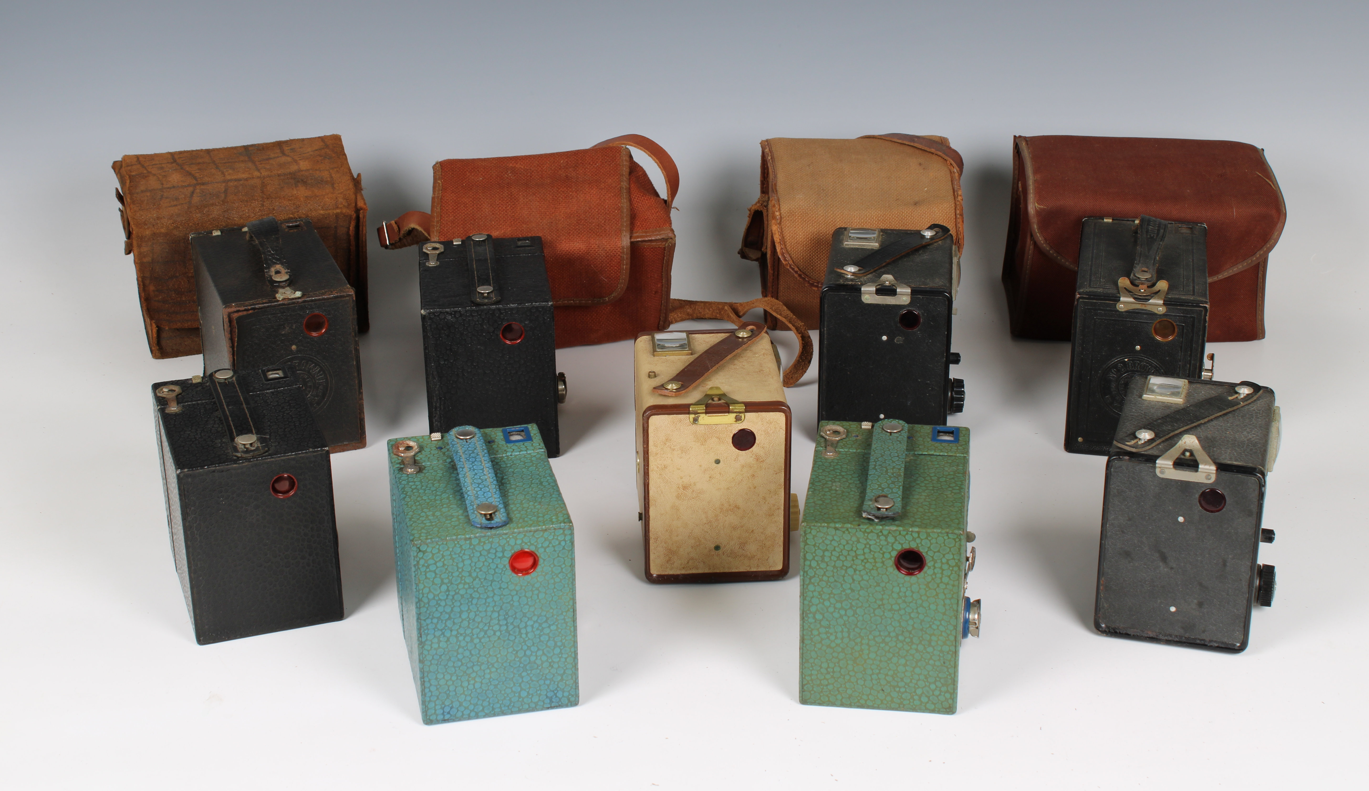 Photography - An assorted collection of (Kodak) Brownie box cameras - Image 2 of 2