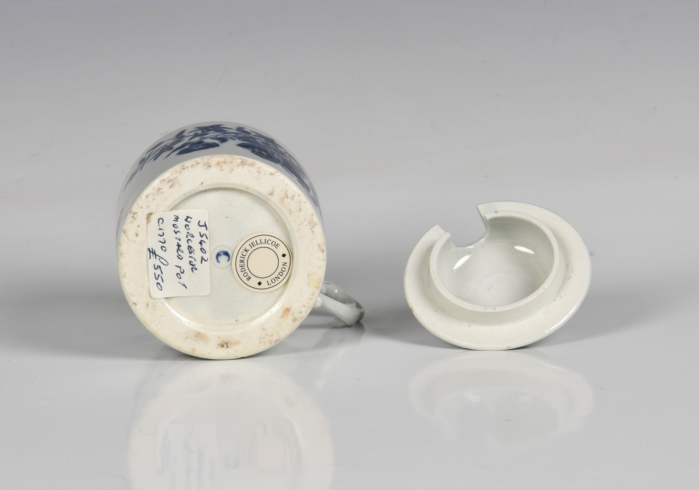 A first period Worcester porcelain mustard pot and cover - Image 3 of 3