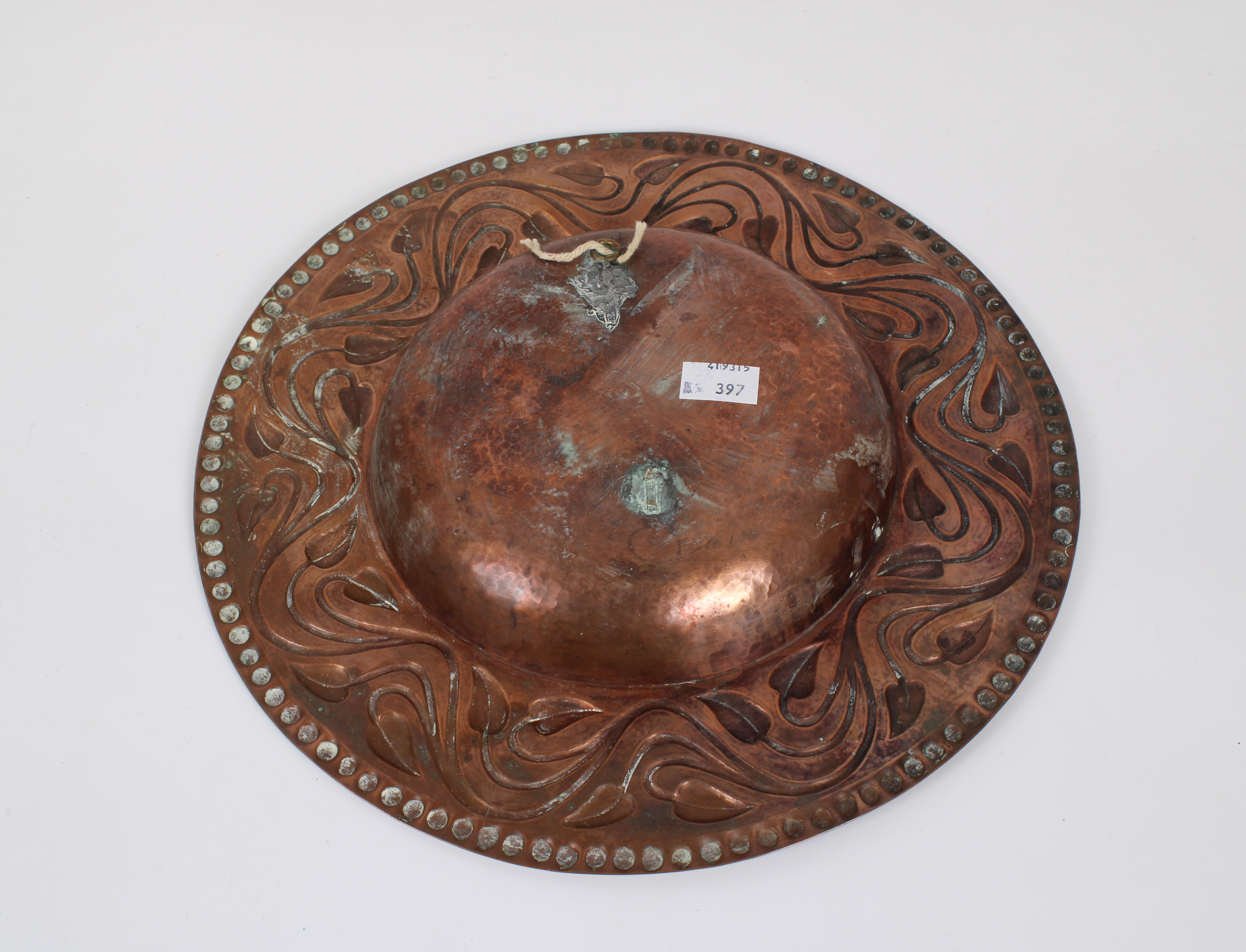 An Arts & Crafts hand beaten copper bowl of stylised ivy leaf design - Image 2 of 2
