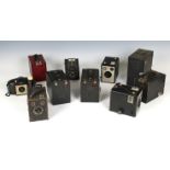 Photography - An assorted collection of various vintage Kodak / Brownie cameras, etc