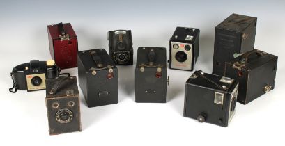 Photography - An assorted collection of various vintage Kodak / Brownie cameras, etc