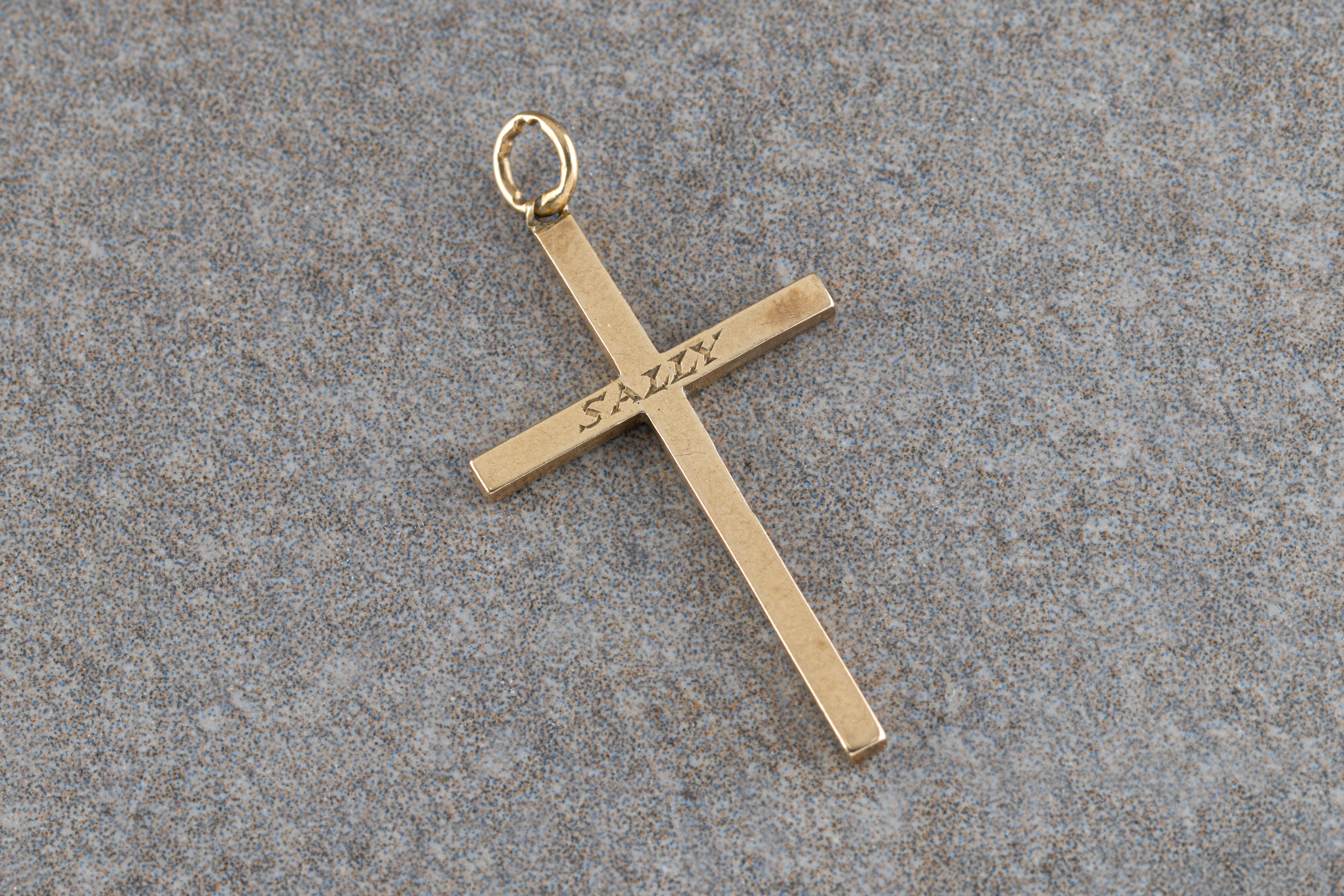 A 9ct yellow gold cross