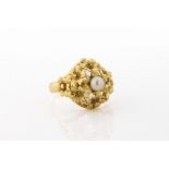 An 18ct yellow gold pearl ring