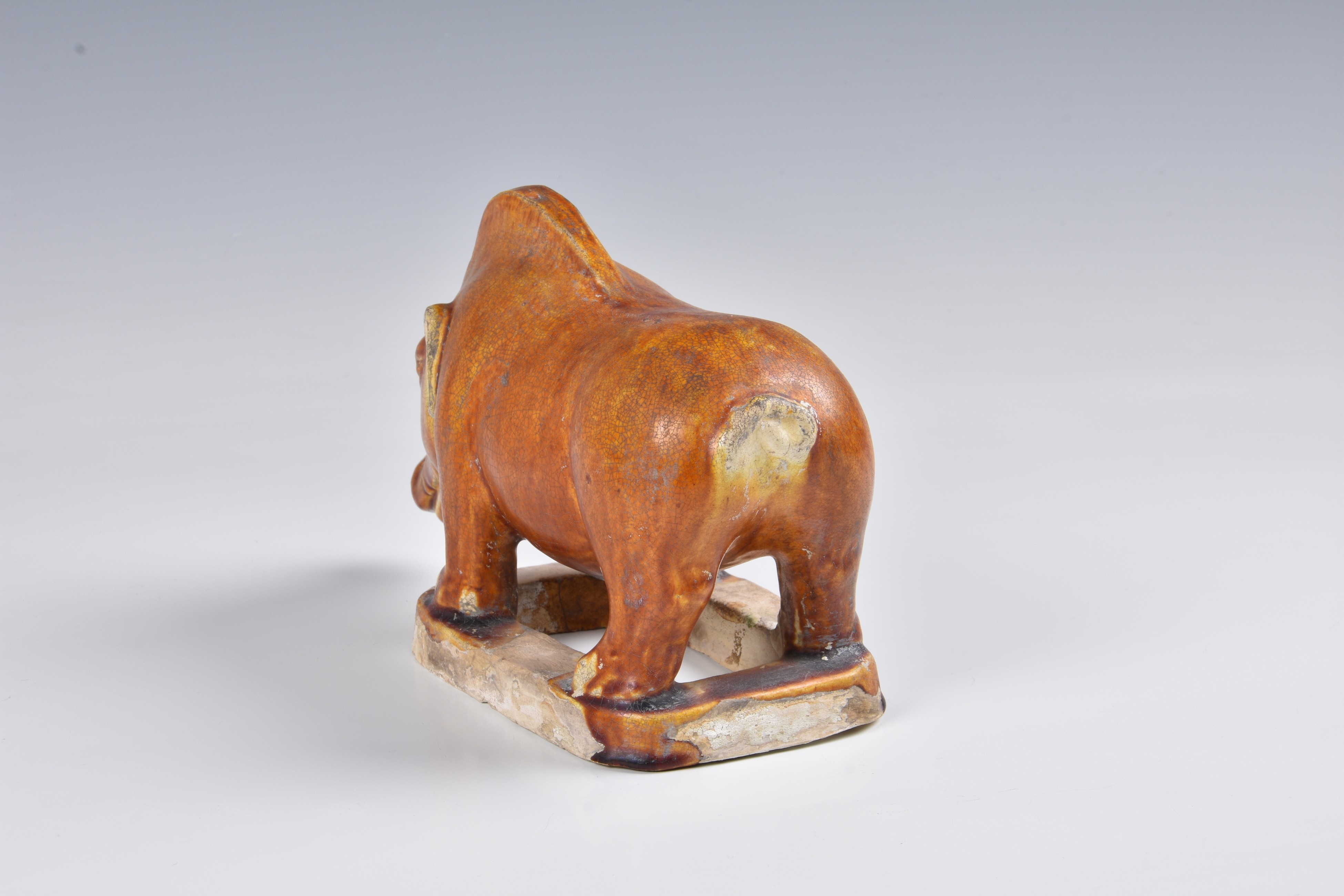A Chinese chestnut glazed model of a boar - Bild 3 aus 6