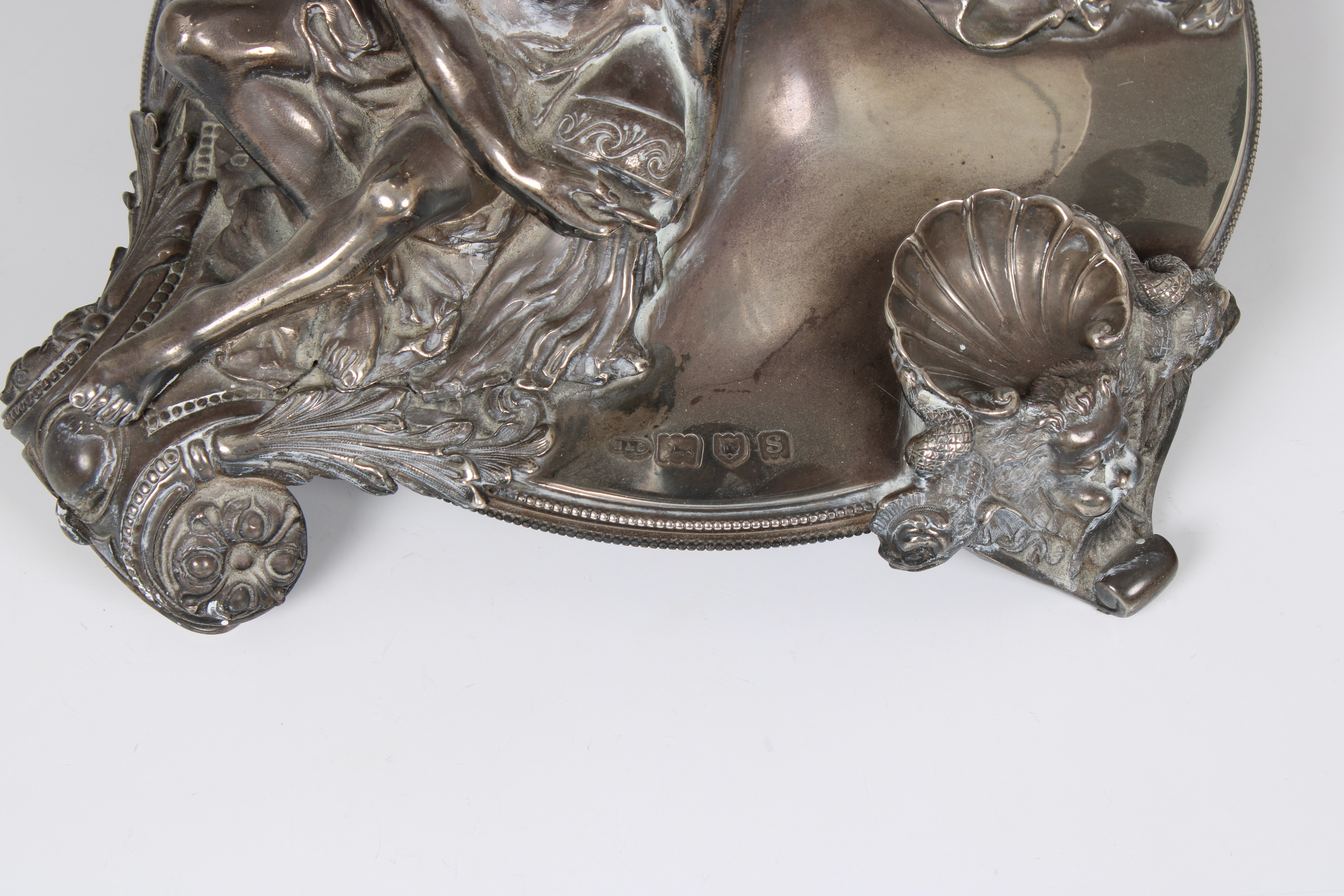 A large and impressive free standing George V heavy silver centrepiece urn / trophy featuring Poseid - Image 3 of 3
