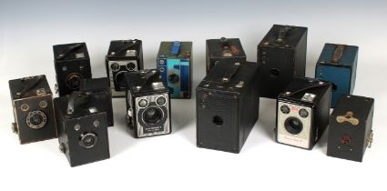 Photography - An assorted collection of various vintage Brownie box cameras etc