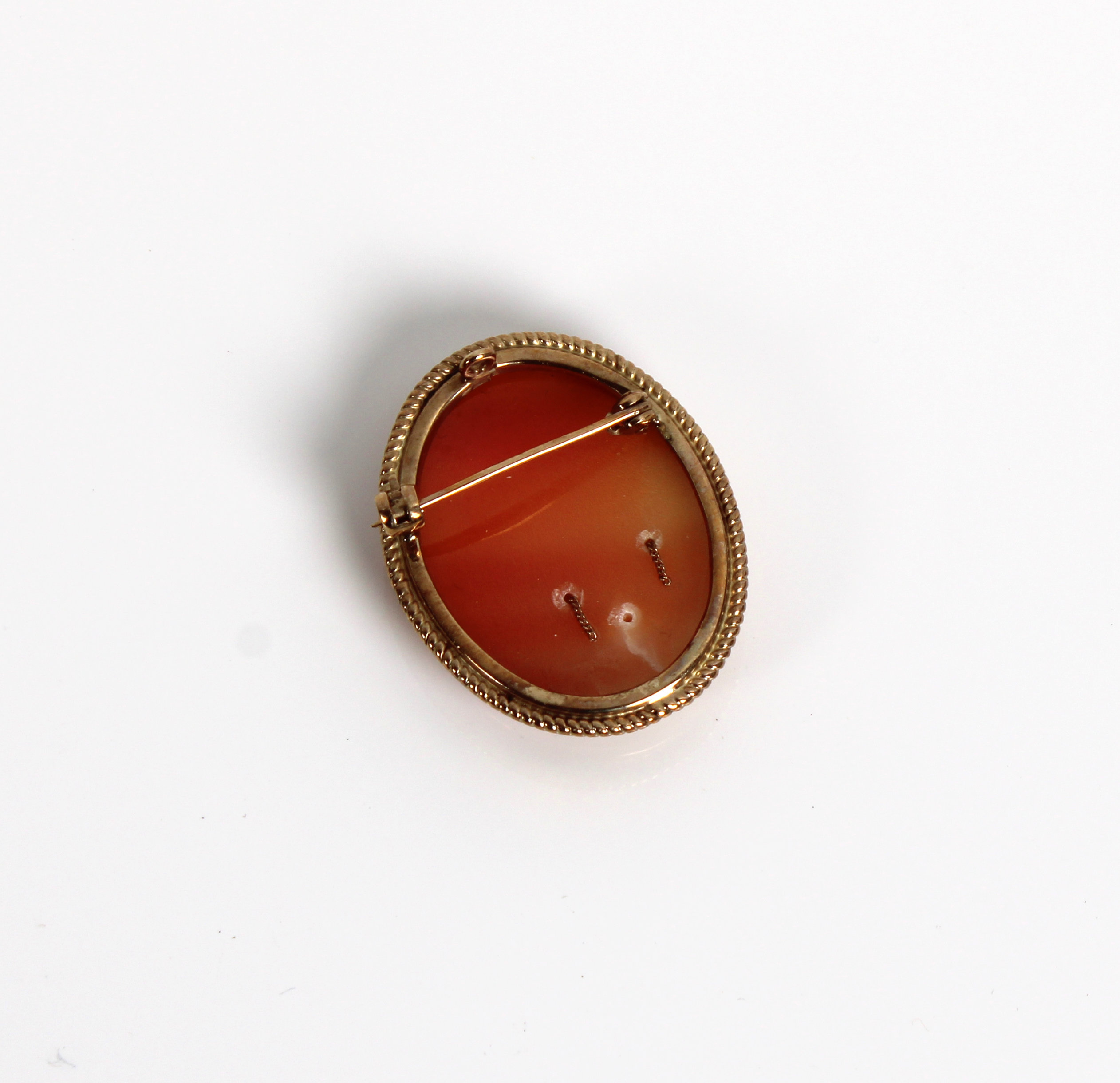 An unusual Victorian style 9ct gold shell cameo brooch depicting a young maiden - Image 2 of 2