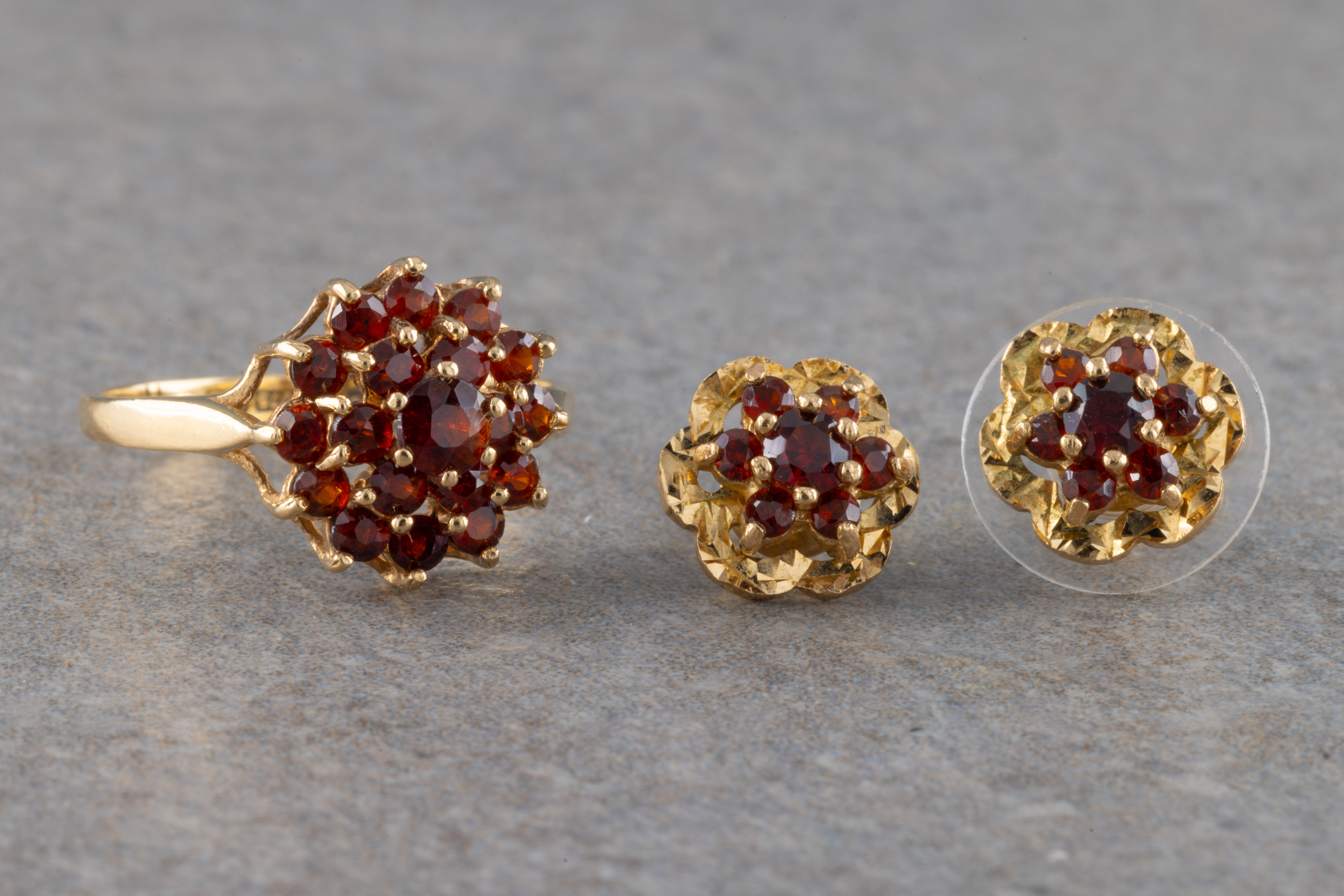 A 9ct yellow gold garnet cluster ring