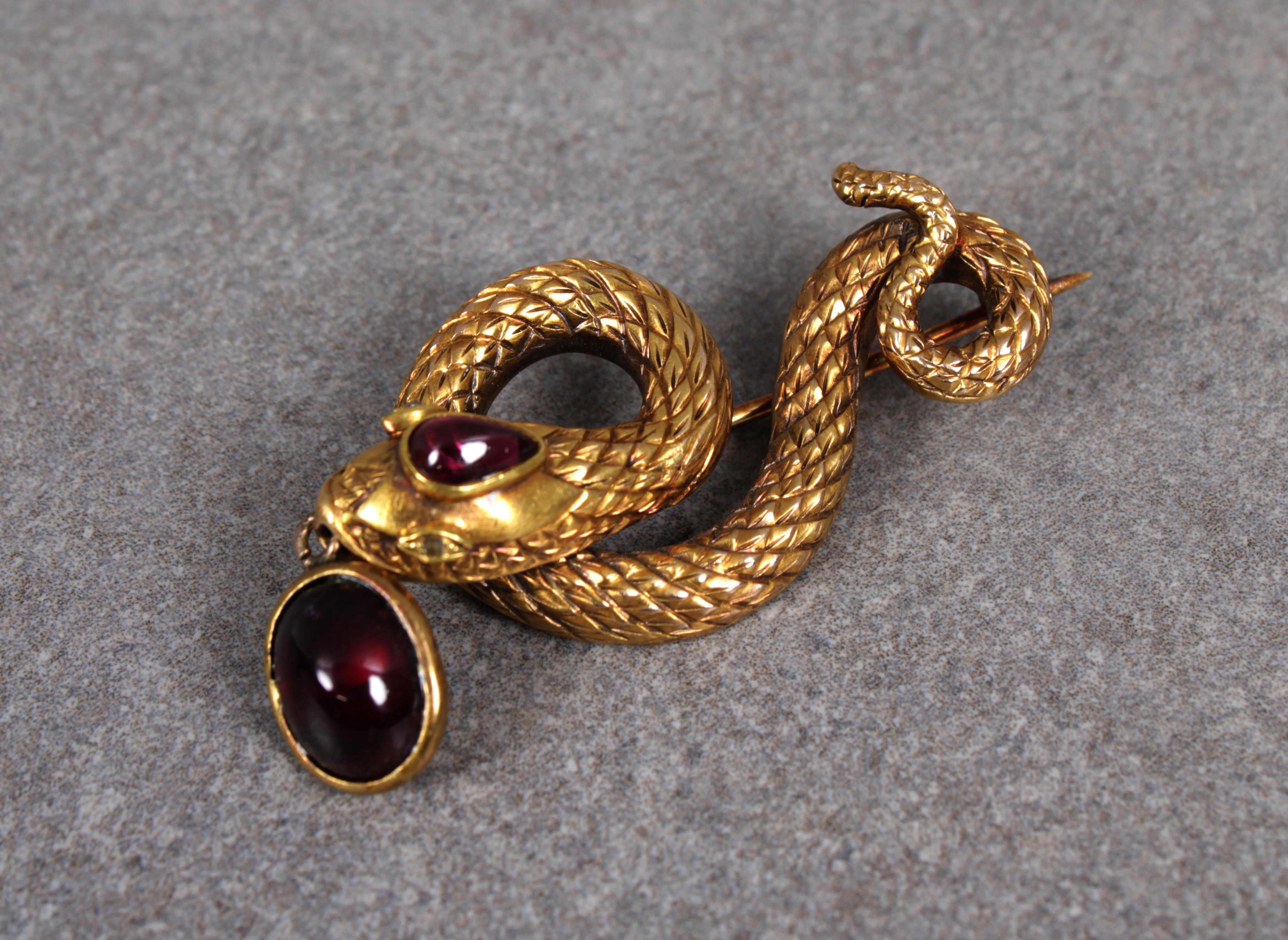 A gold serpent brooch - Image 2 of 3