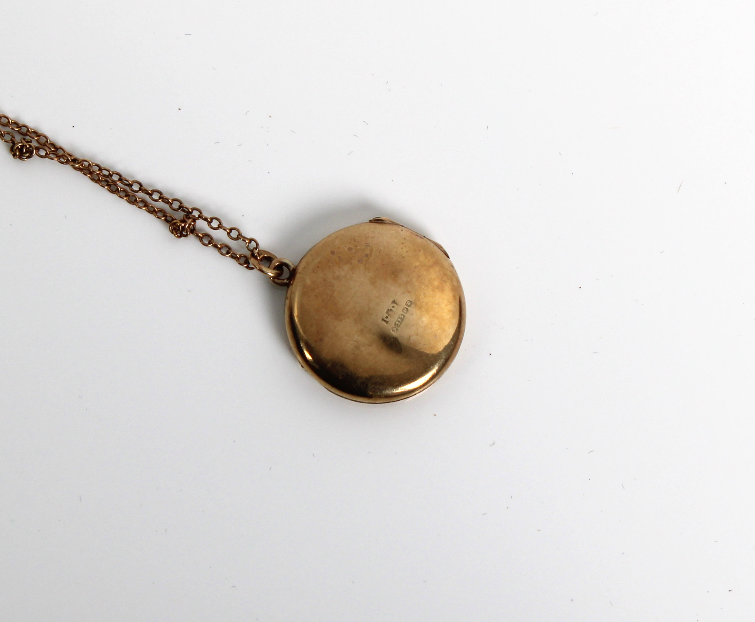 A 9ct yellow gold locket and chain - Image 3 of 3