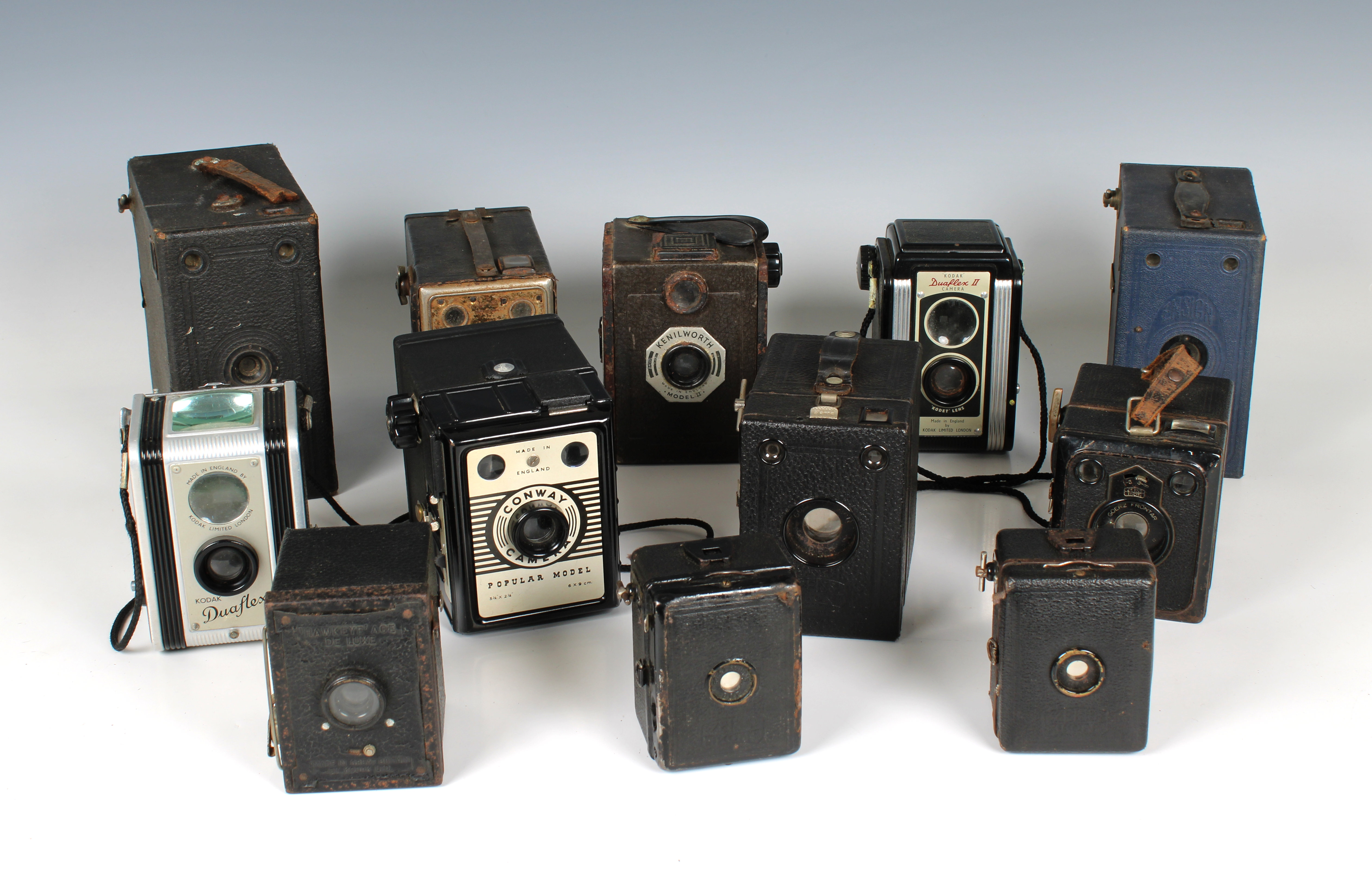 Photography - An assorted collection of various vintage / antique box cameras