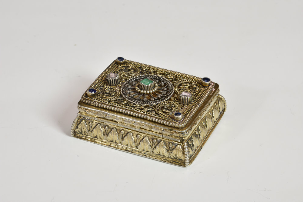 An Indian or Persian silver gilt and jewelled snuff box - Image 2 of 4