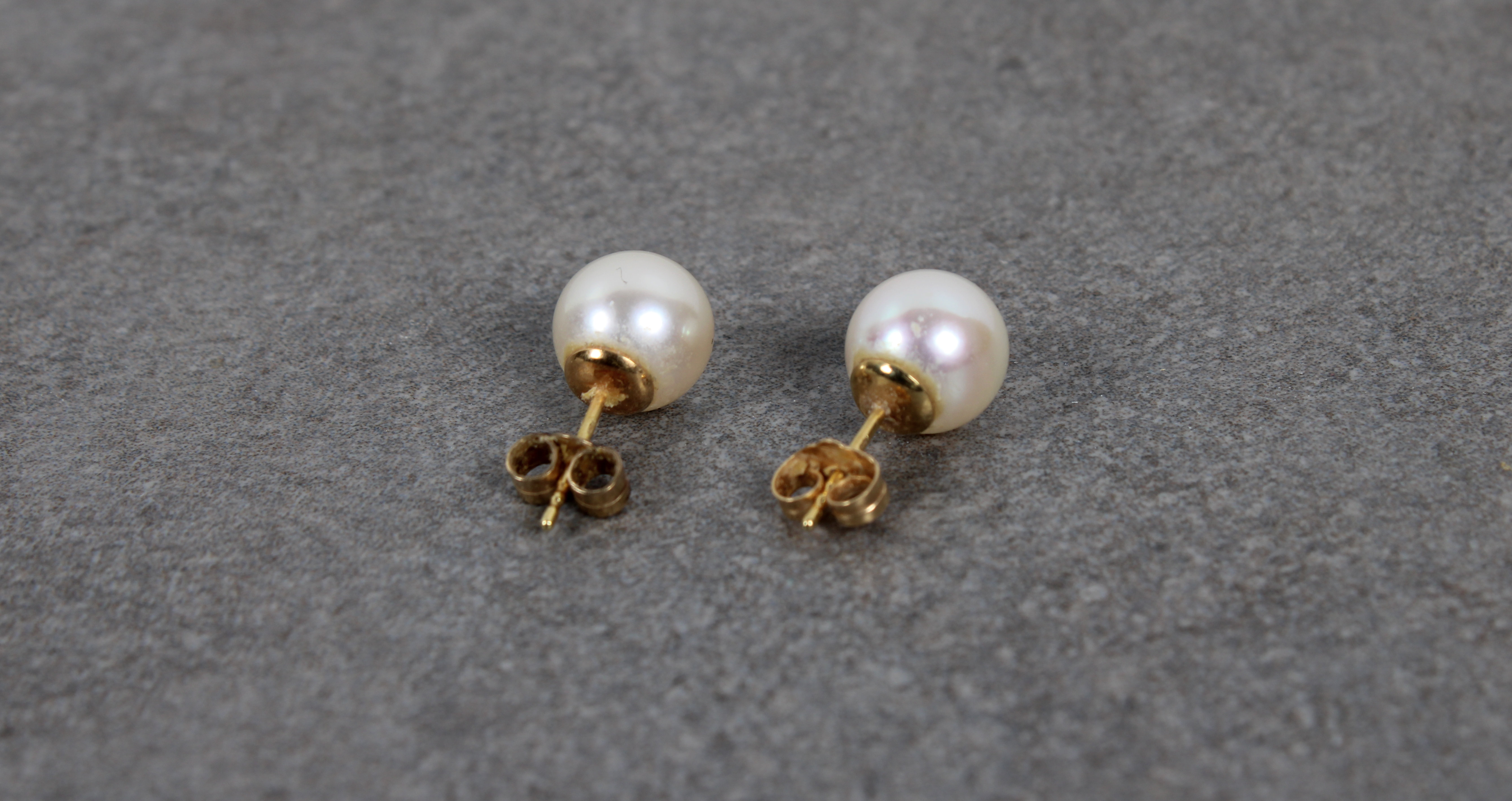 A pair of 18ct yellow gold pearl ear studs - Image 2 of 2
