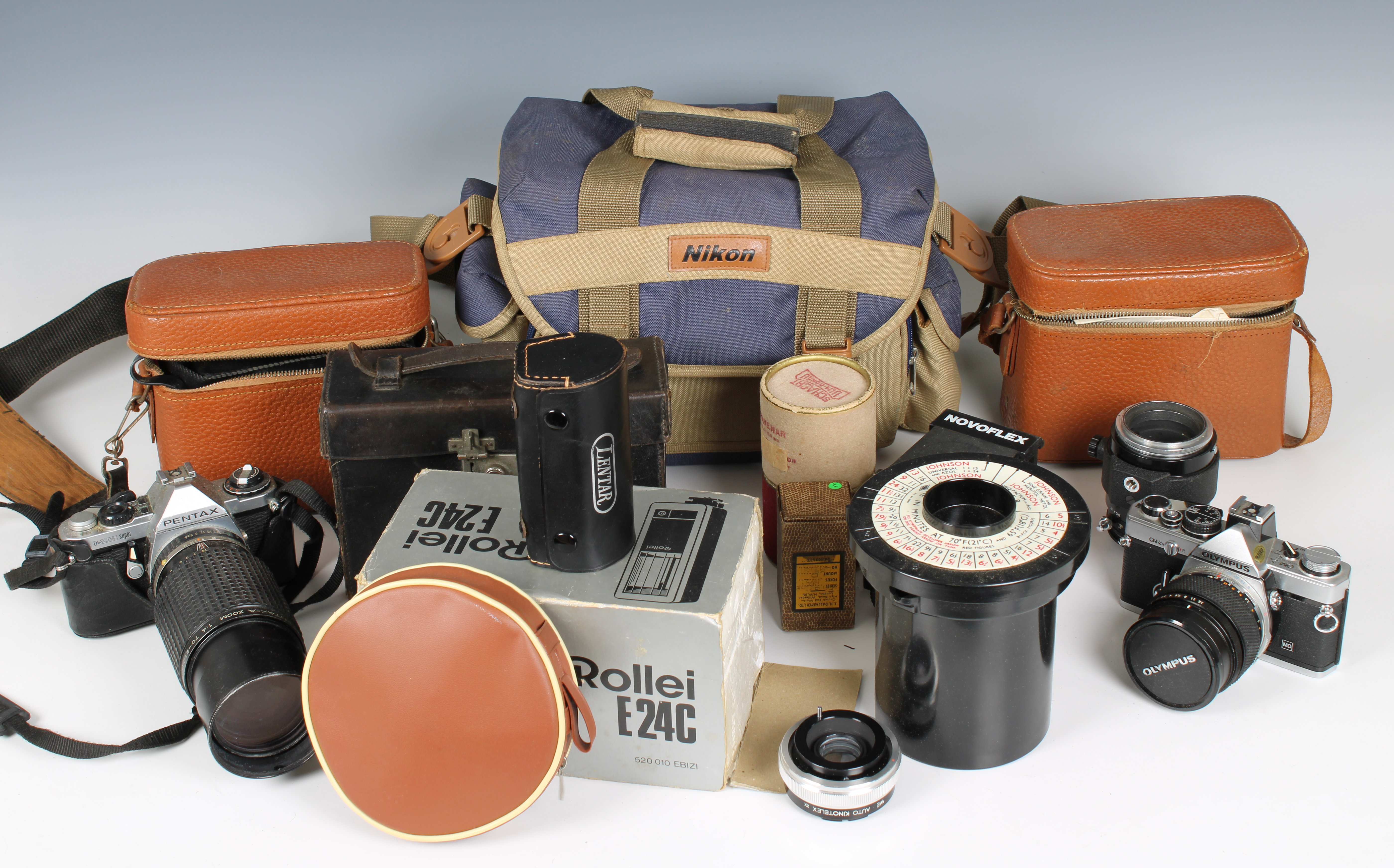 Photography - A collection of vintage camera's and accessories etc - Image 3 of 3