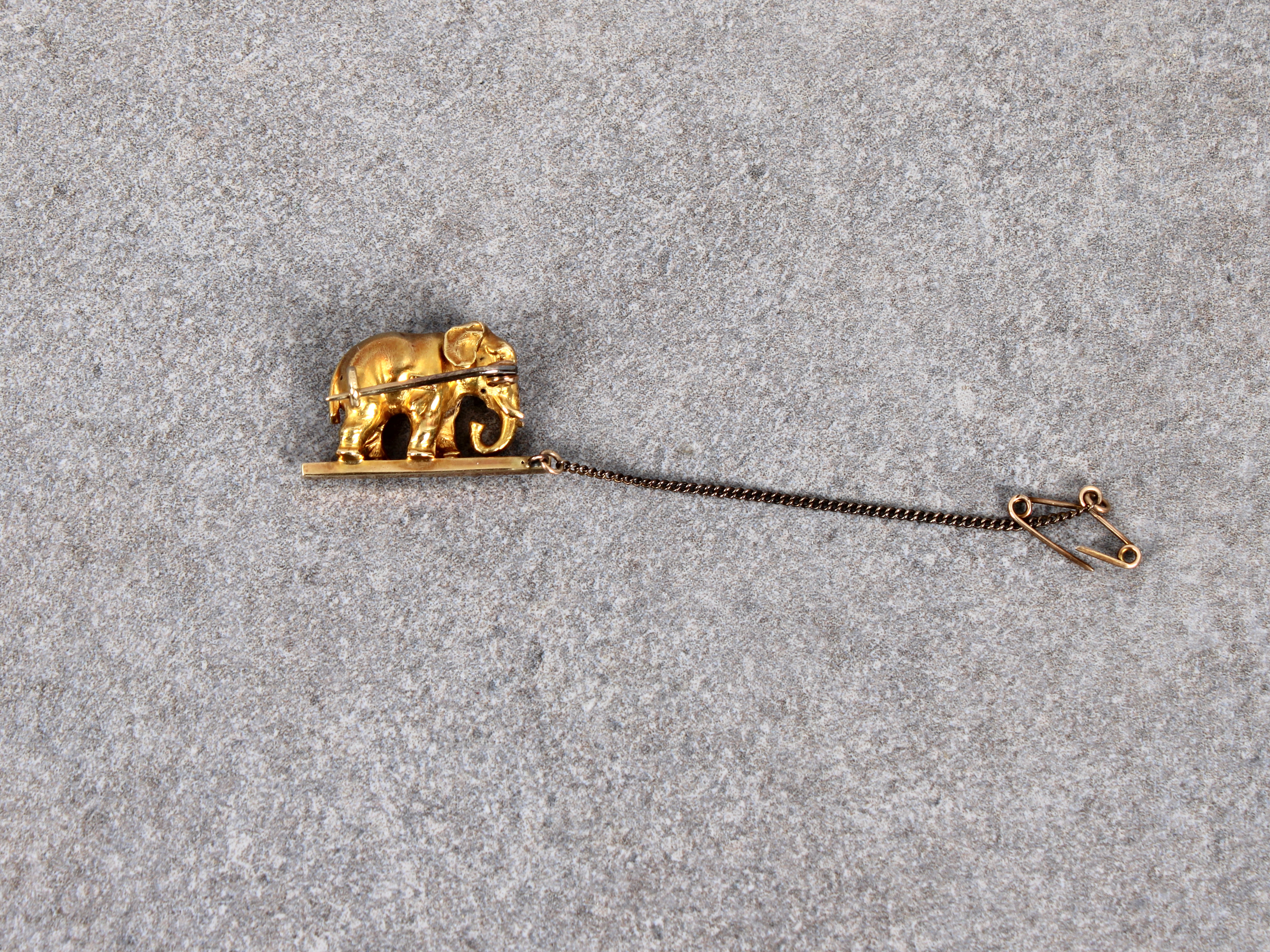 A novelty miniature 15ct yellow elephant brooch / pin - Image 2 of 2