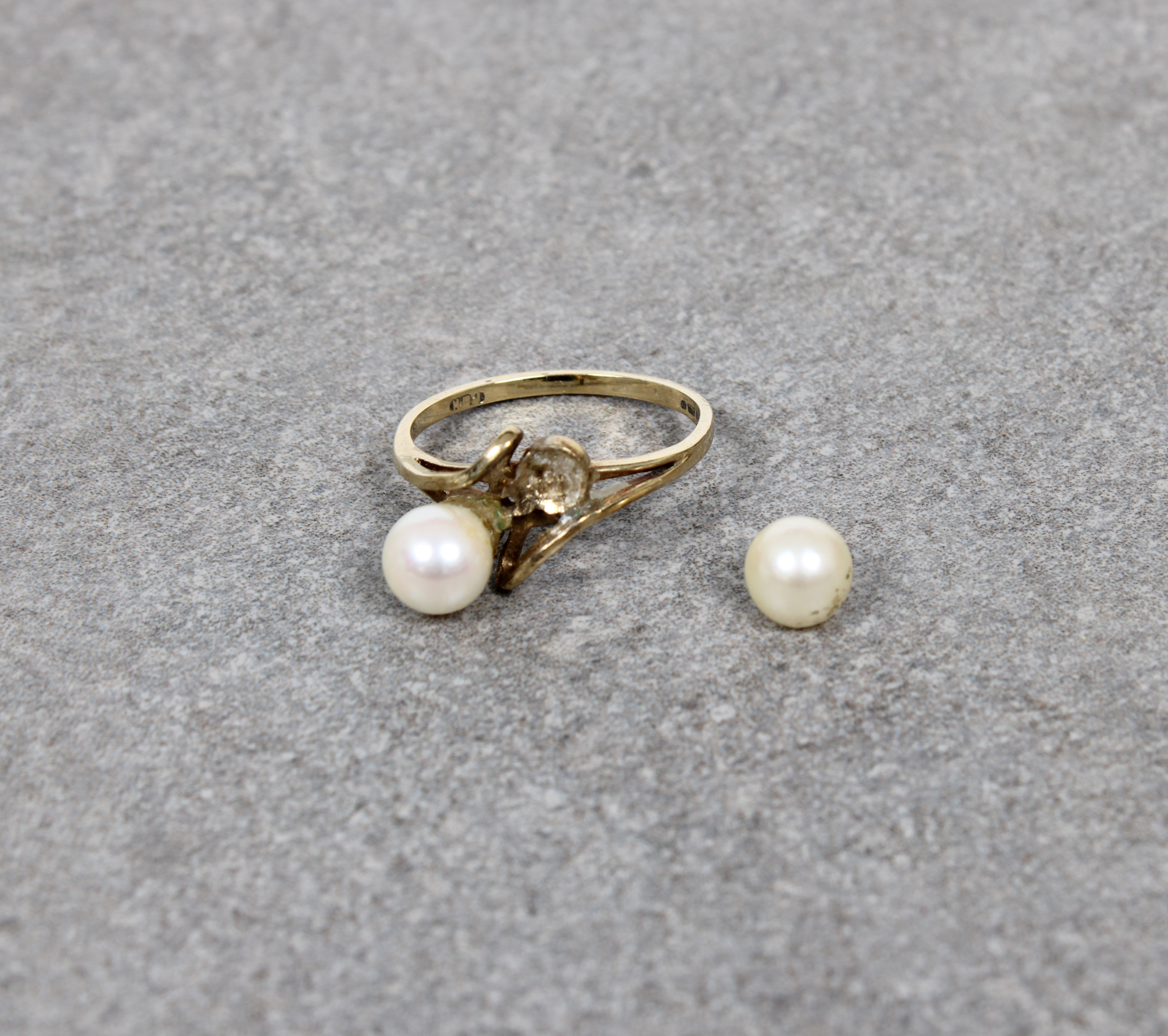 A 9ct gold and two pearl twist ring