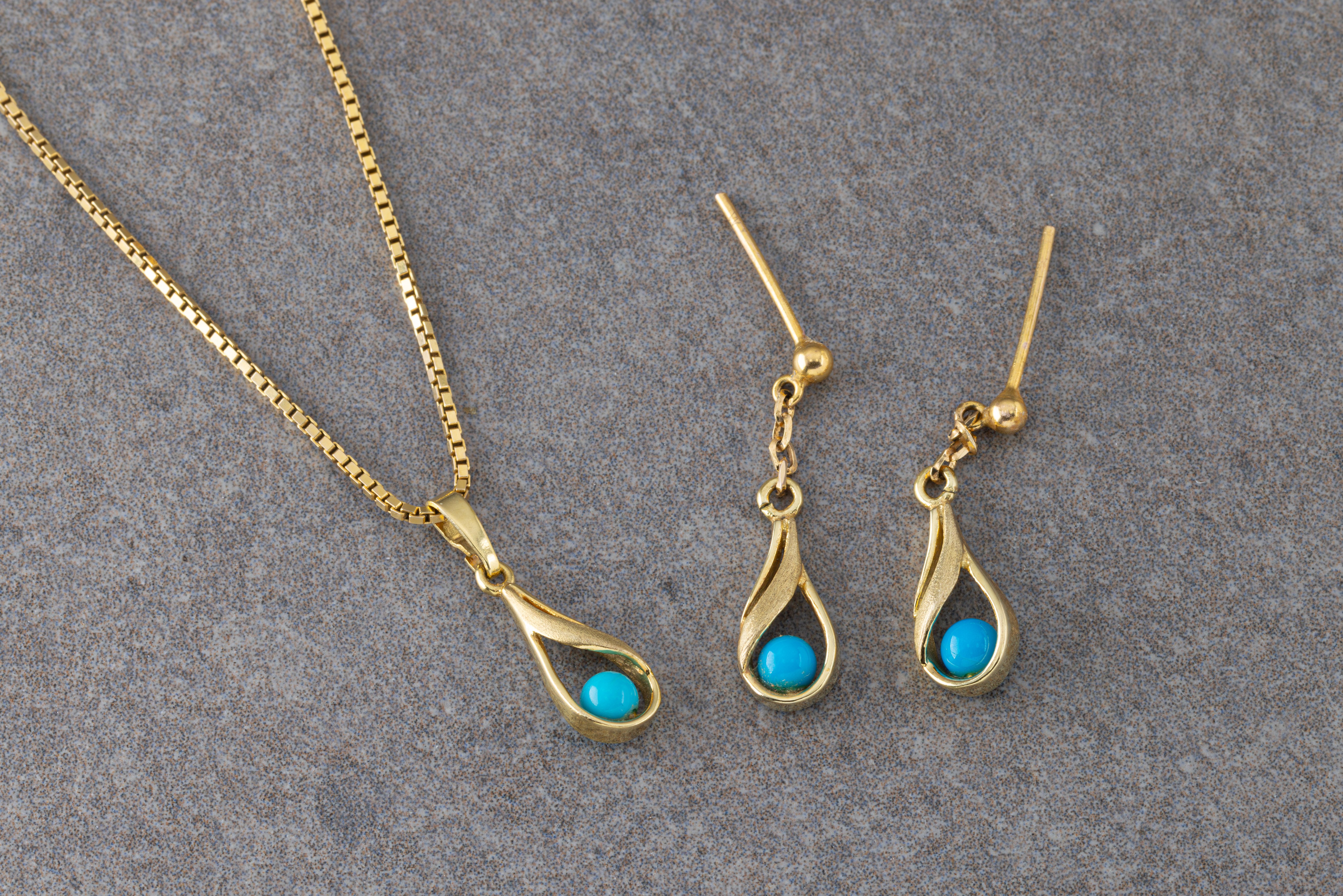 A 9ct yellow gold and turquoise pendant necklace and matching earrings