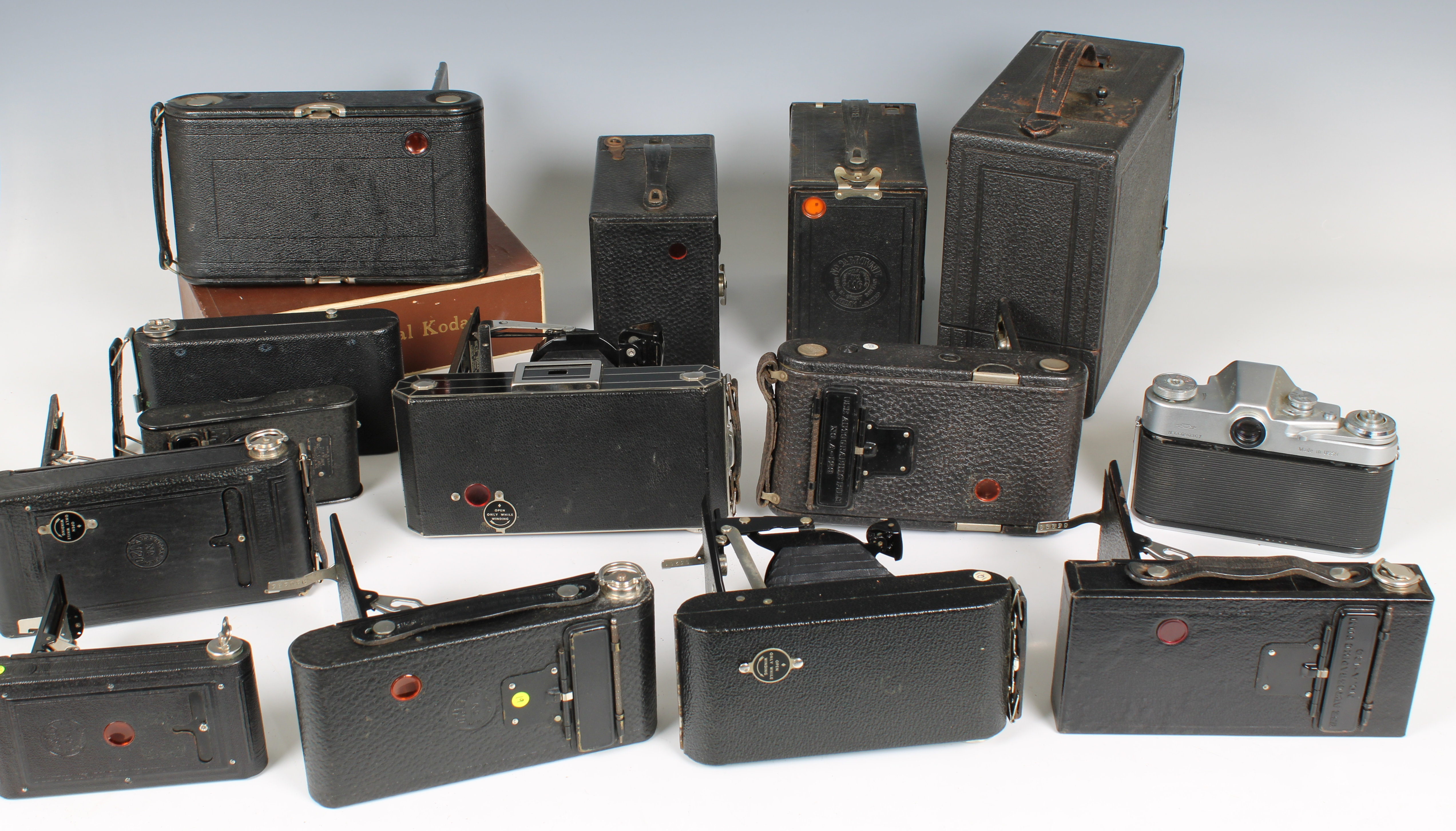Photography - An assorted collection of various vintage cameras - Image 2 of 3