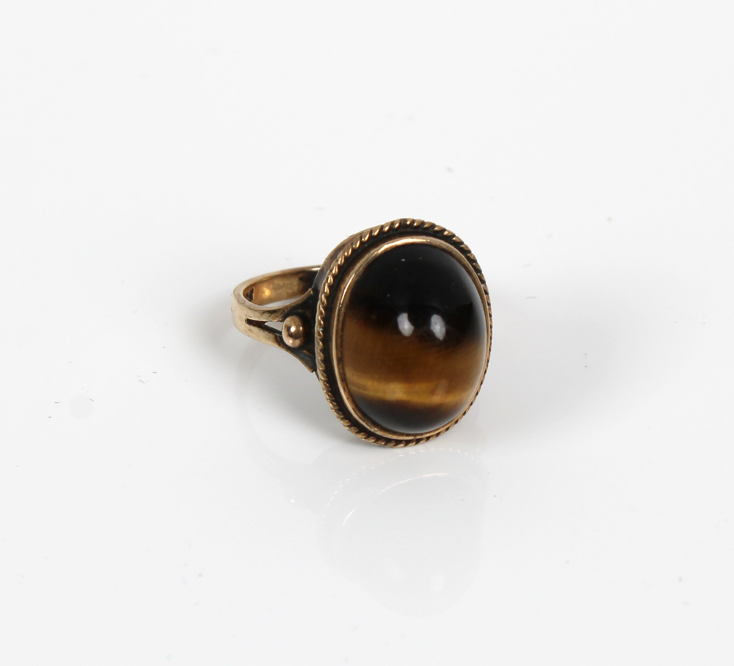 A 9ct gold ring inset with a polished Tigers Eye cabochon - Image 3 of 3