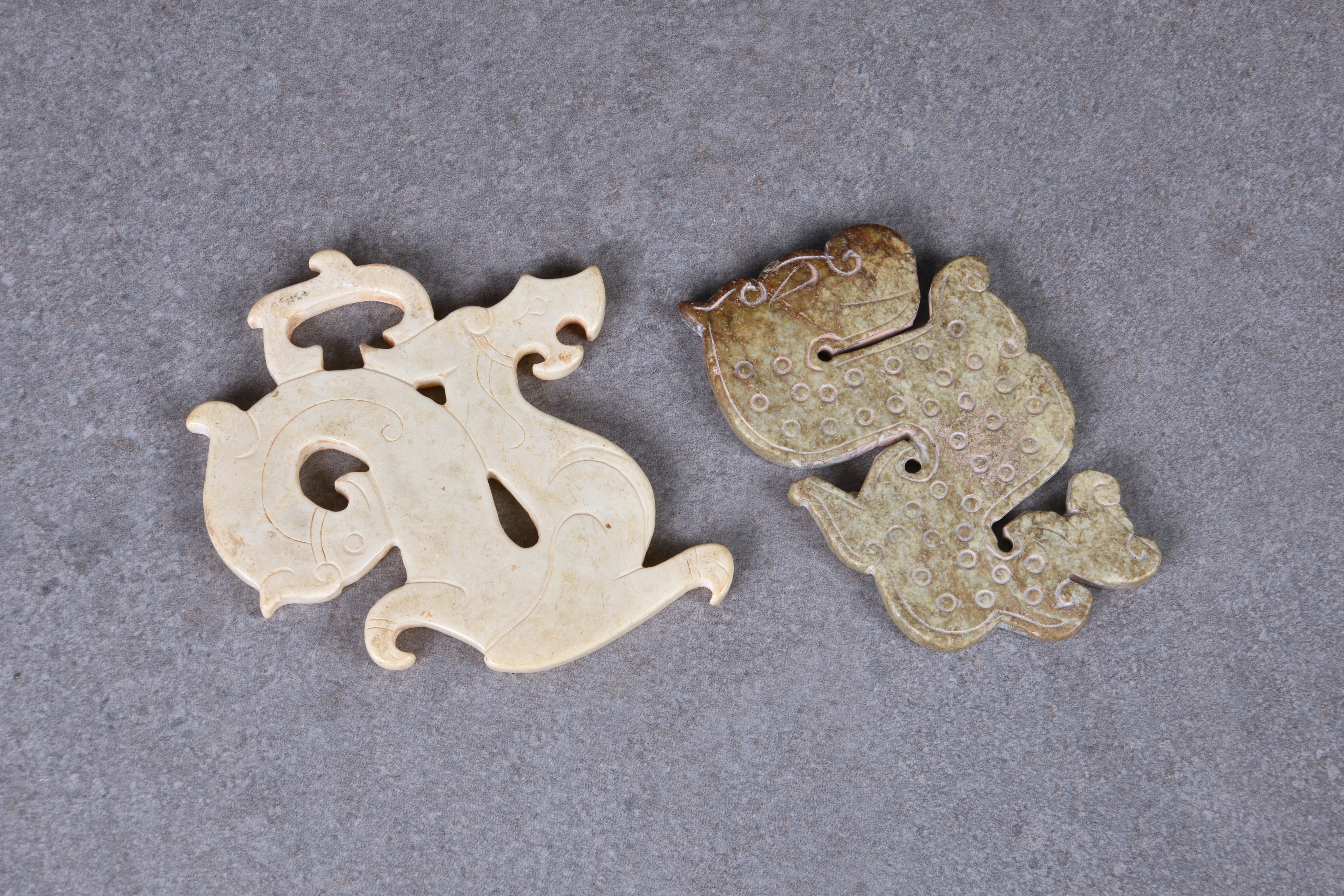 A Chinese Warring States style opaque jade dragon pendant and a Han style jade dragon pendant (2) - Bild 2 aus 2