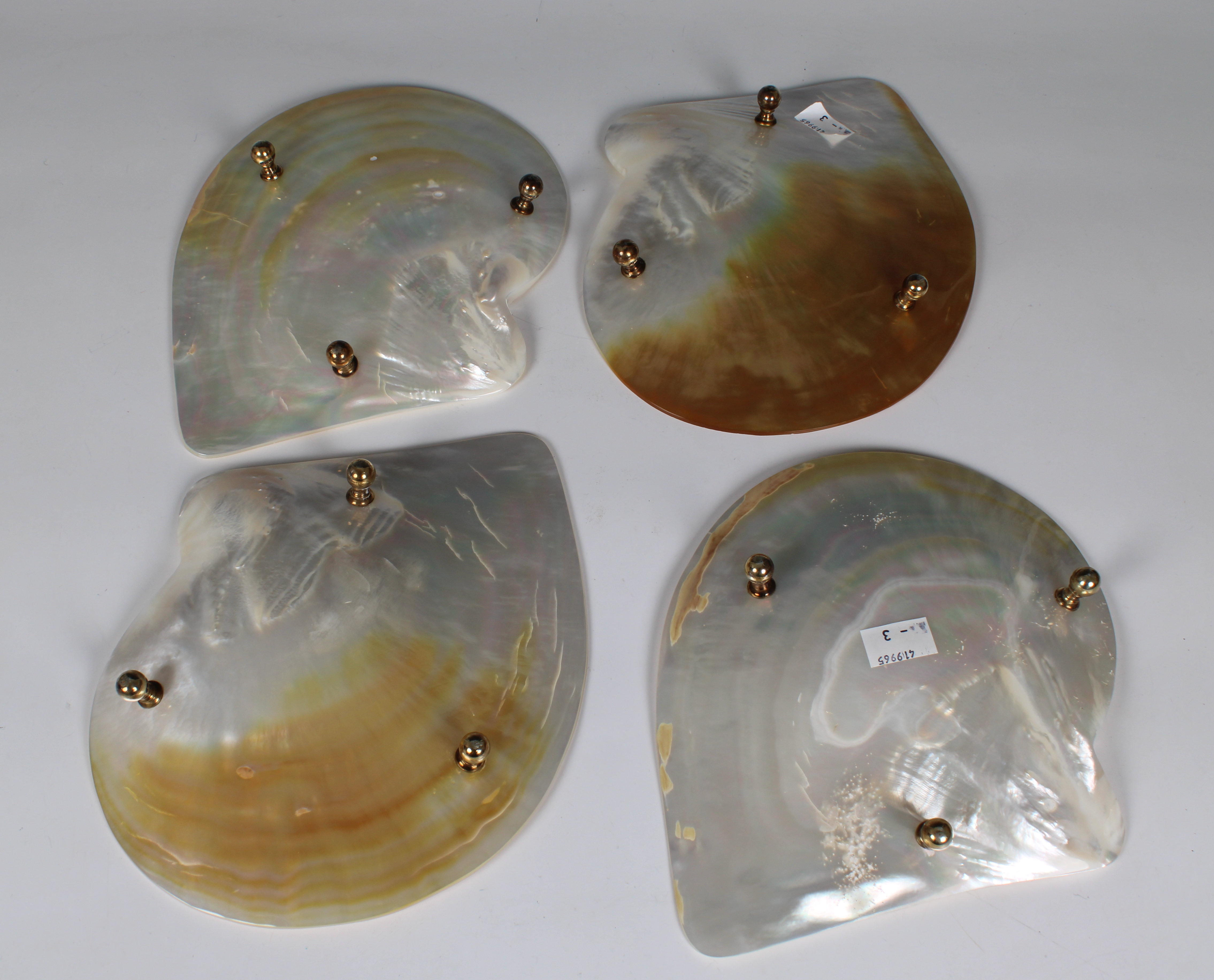 Four mother-of-peal abalone shell caviar dishes raised on silver gilt baluster feet - Bild 2 aus 2