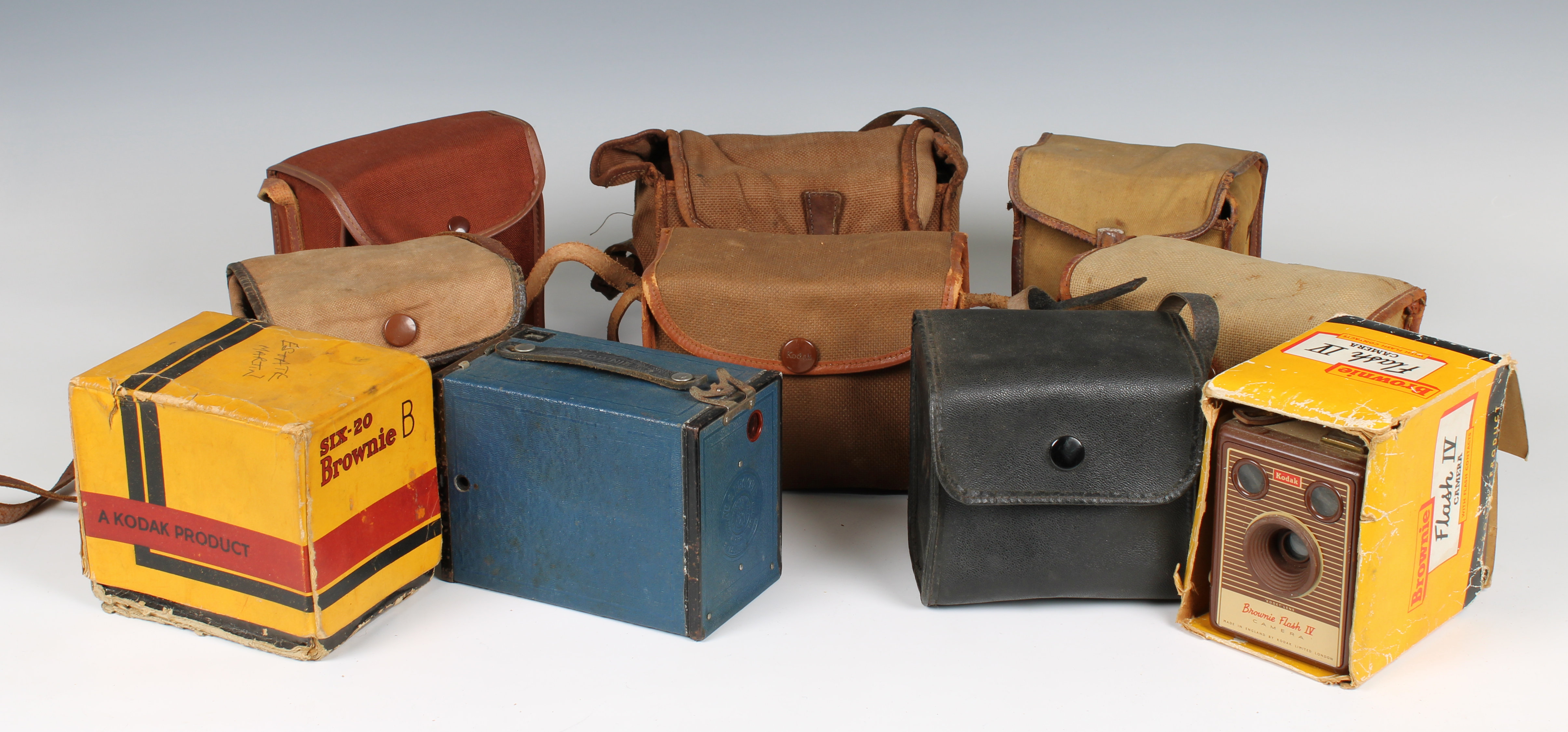 Photography - An assorted collection of (Kodak) Brownie box cameras - Image 3 of 3