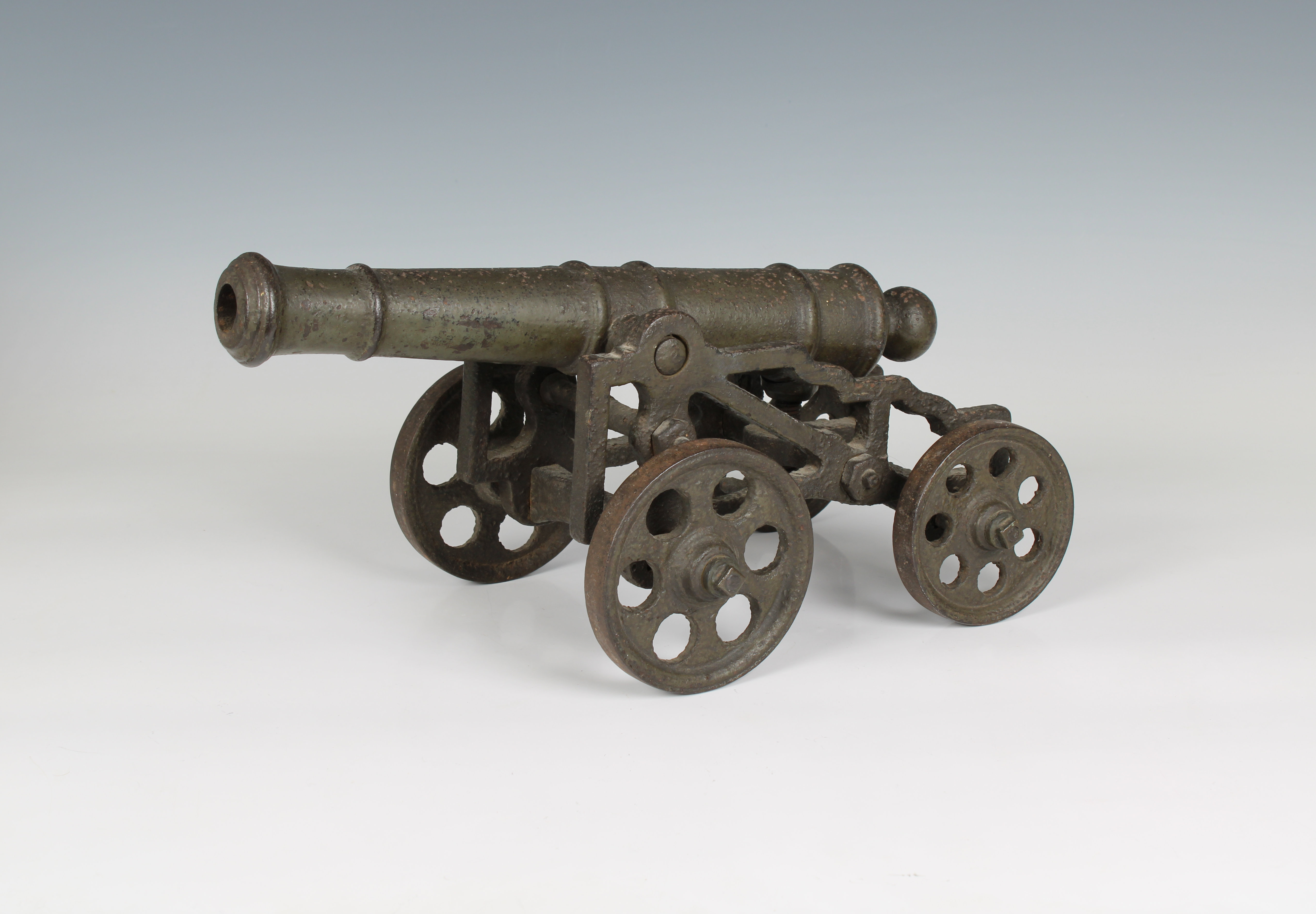 A model cannon with an iron barrel and iron four wheeled gun carriage - Bild 3 aus 3