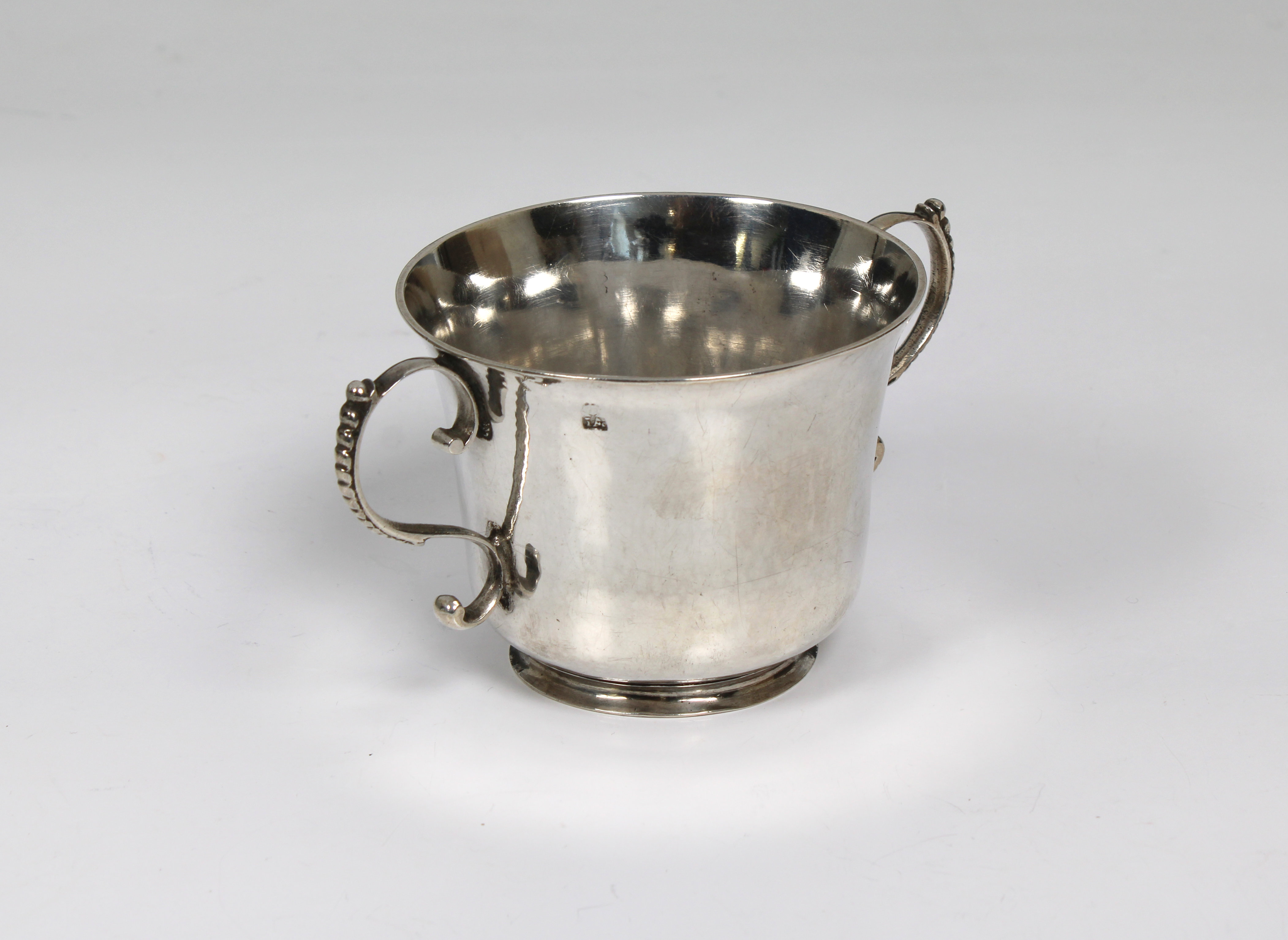 An 18th century Channel Islands silver christening cup - Bild 2 aus 3