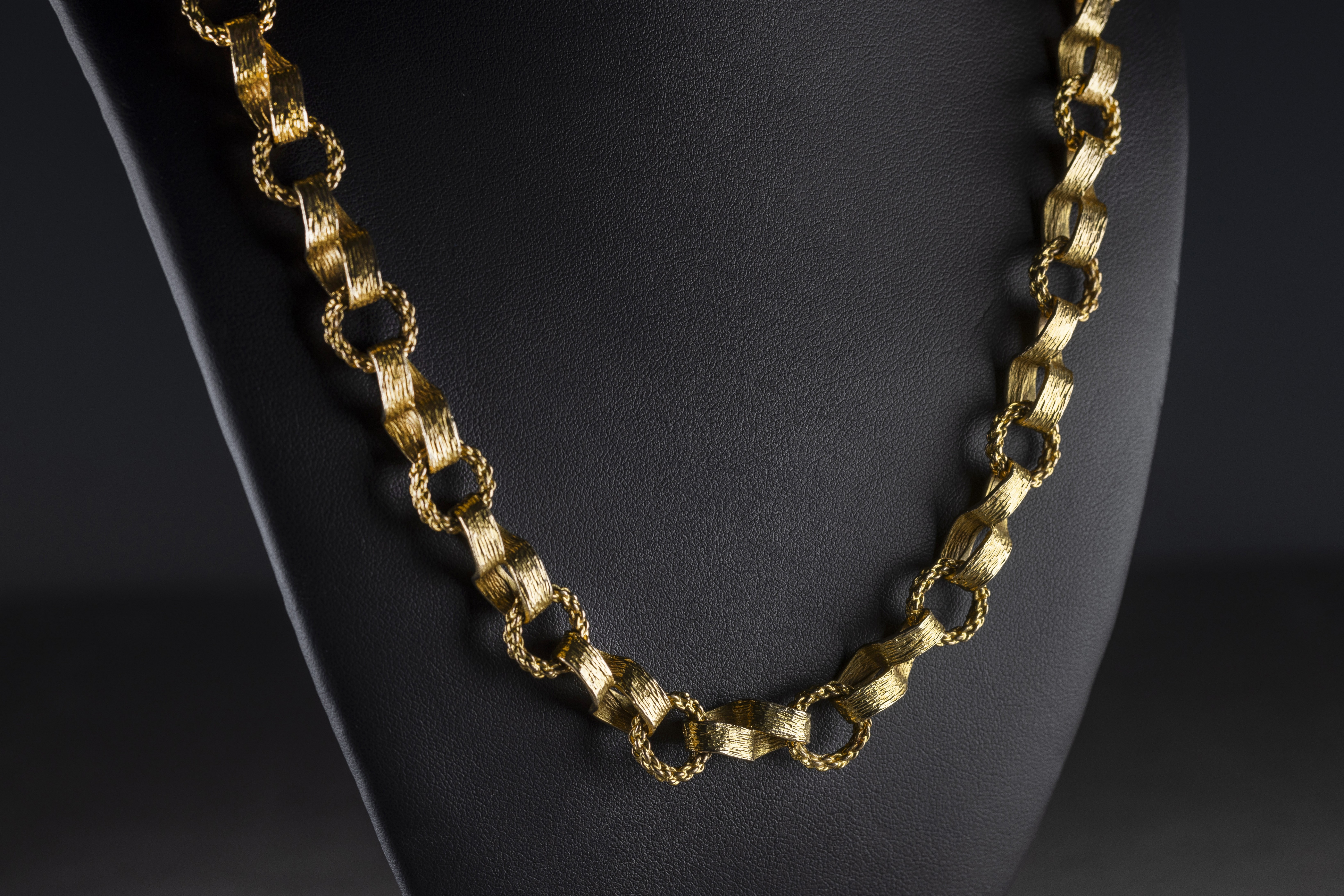 A yellow metal heavy chain necklace,